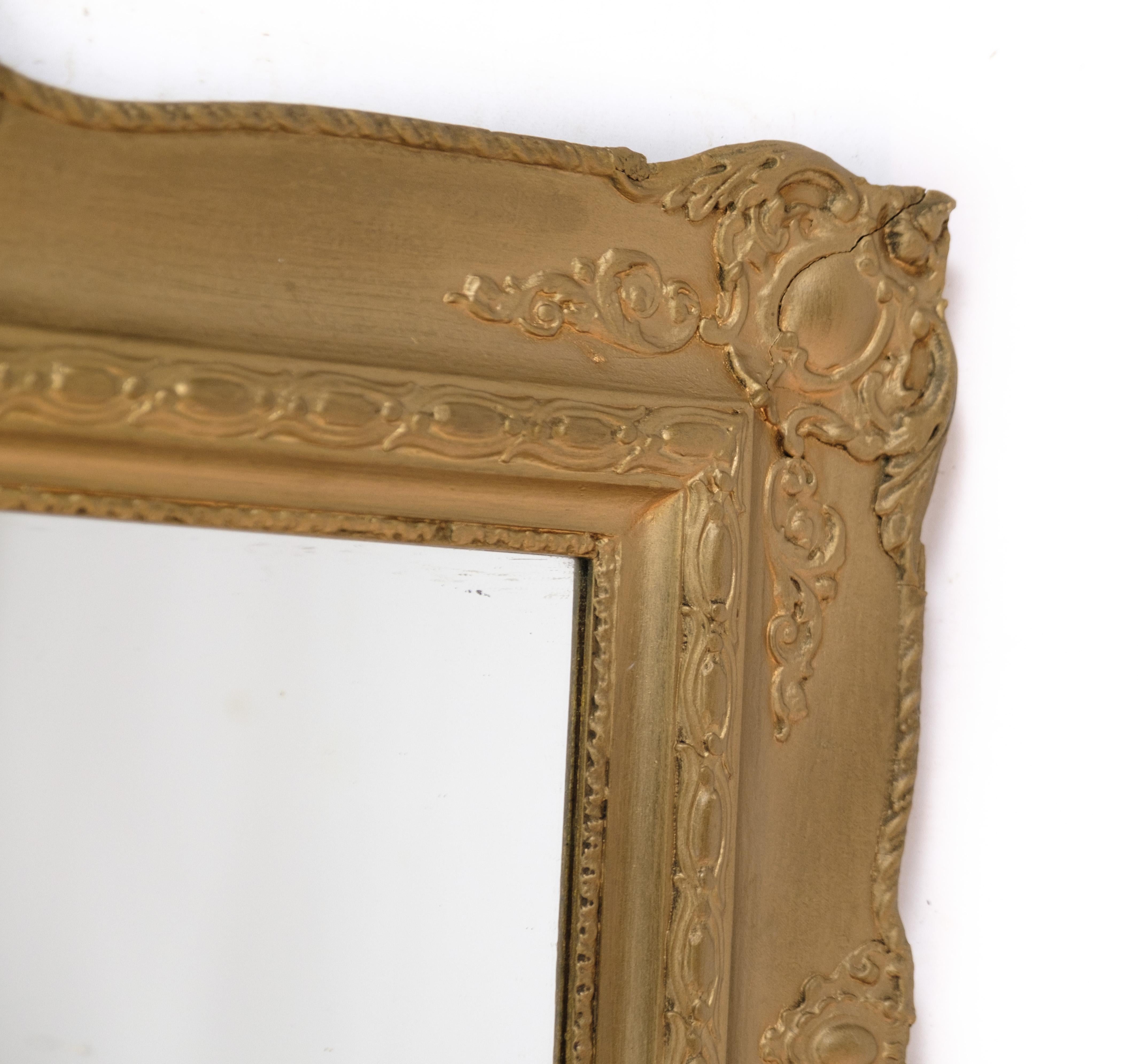 
Questo specchio antico, risalente all'incirca al 1890, presenta una splendida cornice dorata che esemplifica l'opulenza e la maestria dell'epoca. La cornice è impreziosita da dettagli intricati, che mettono in mostra gli amori e le raffinatezze