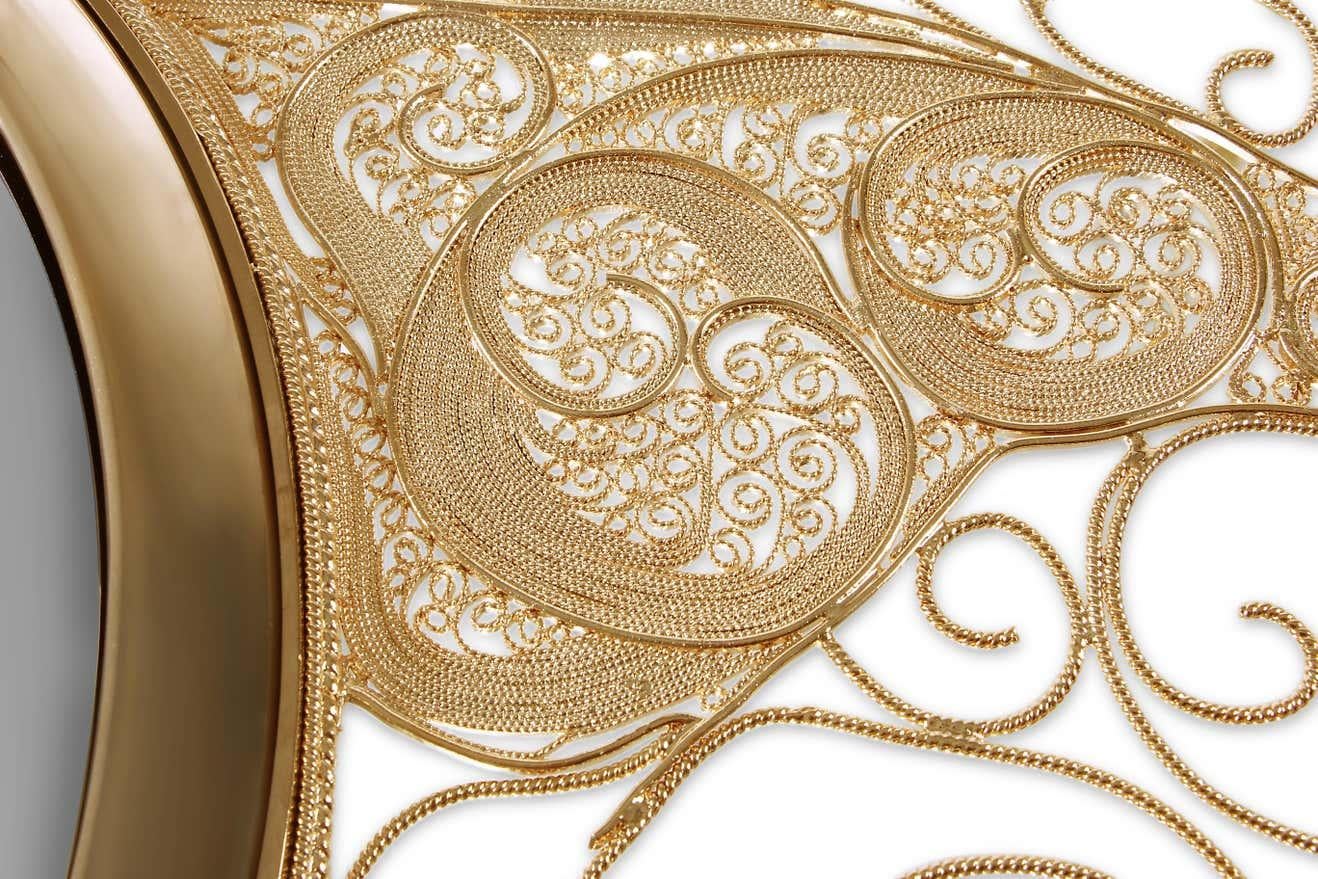 Boucles dorées miroir
La structure du miroir est faite de cordons de laiton, dorés à l'or fin 18k. Il comporte une feuille de laiton martelée à la main pour obtenir sa forme concave.
Disponible également en laiton poli, ou en argent doré.
Temps