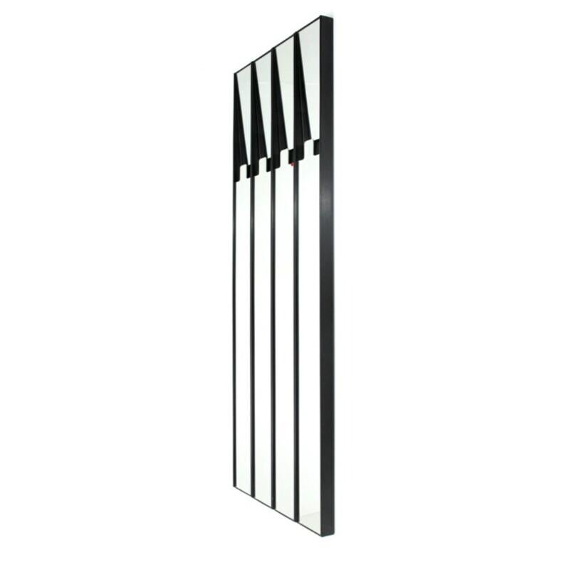 Gronda : Miroir transformable en cintre, conçu par Luciano Bertoncini et produit par Elco dans les années 70 : structure en plastique qui abrite un miroir à l'avant.
Haut du miroir incliné pour suspendre les vêtements.
Condit : utilisé une fois pour