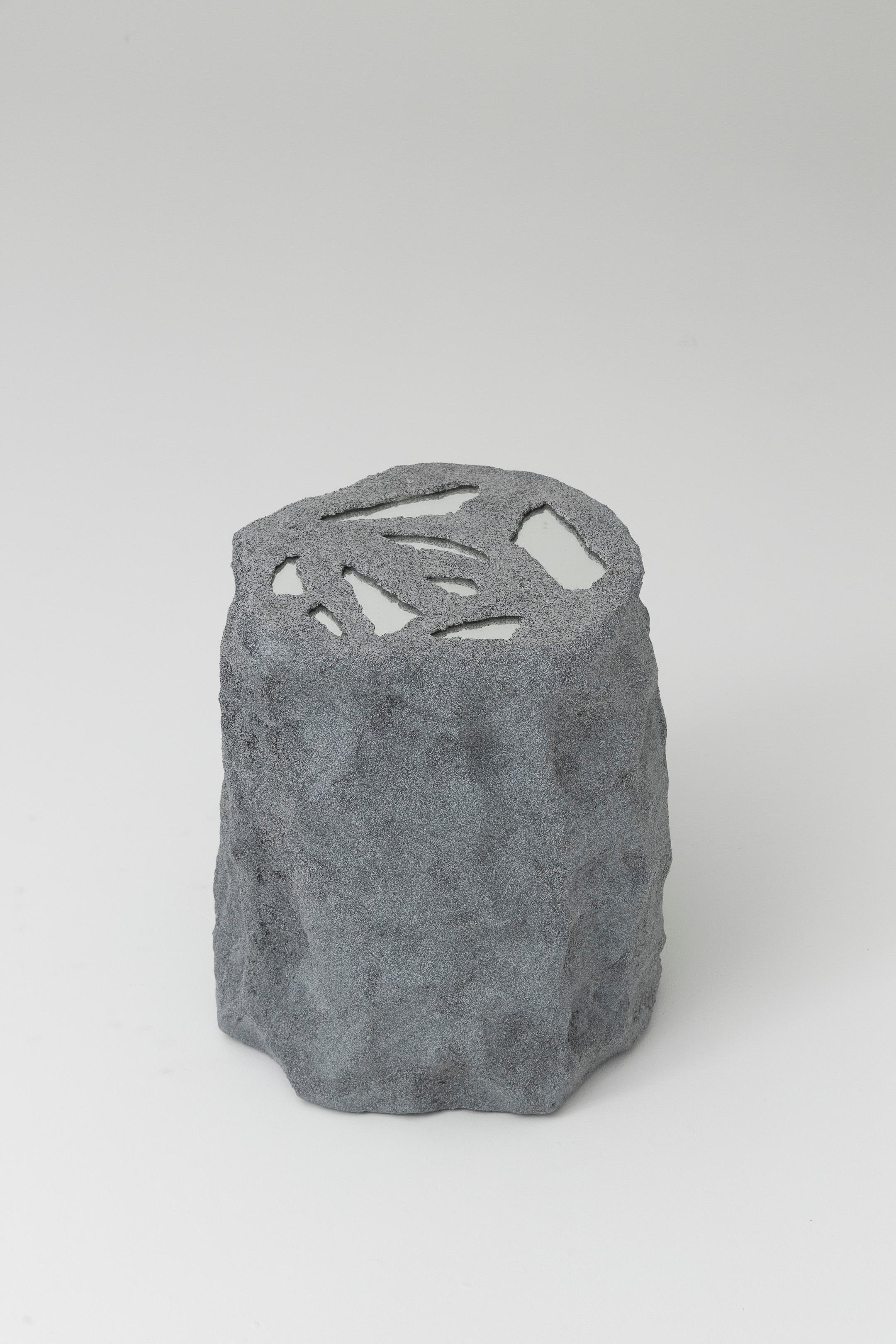 Pedestal de espejo de escayola y arena del diseñador Paul Hardy. Muy buen estado. La obra de Paul Hardy se distingue por materiales de construcción desviados, como arena, yeso, madera y vidrio. Sus creaciones nacen de una cuidadosa búsqueda de
