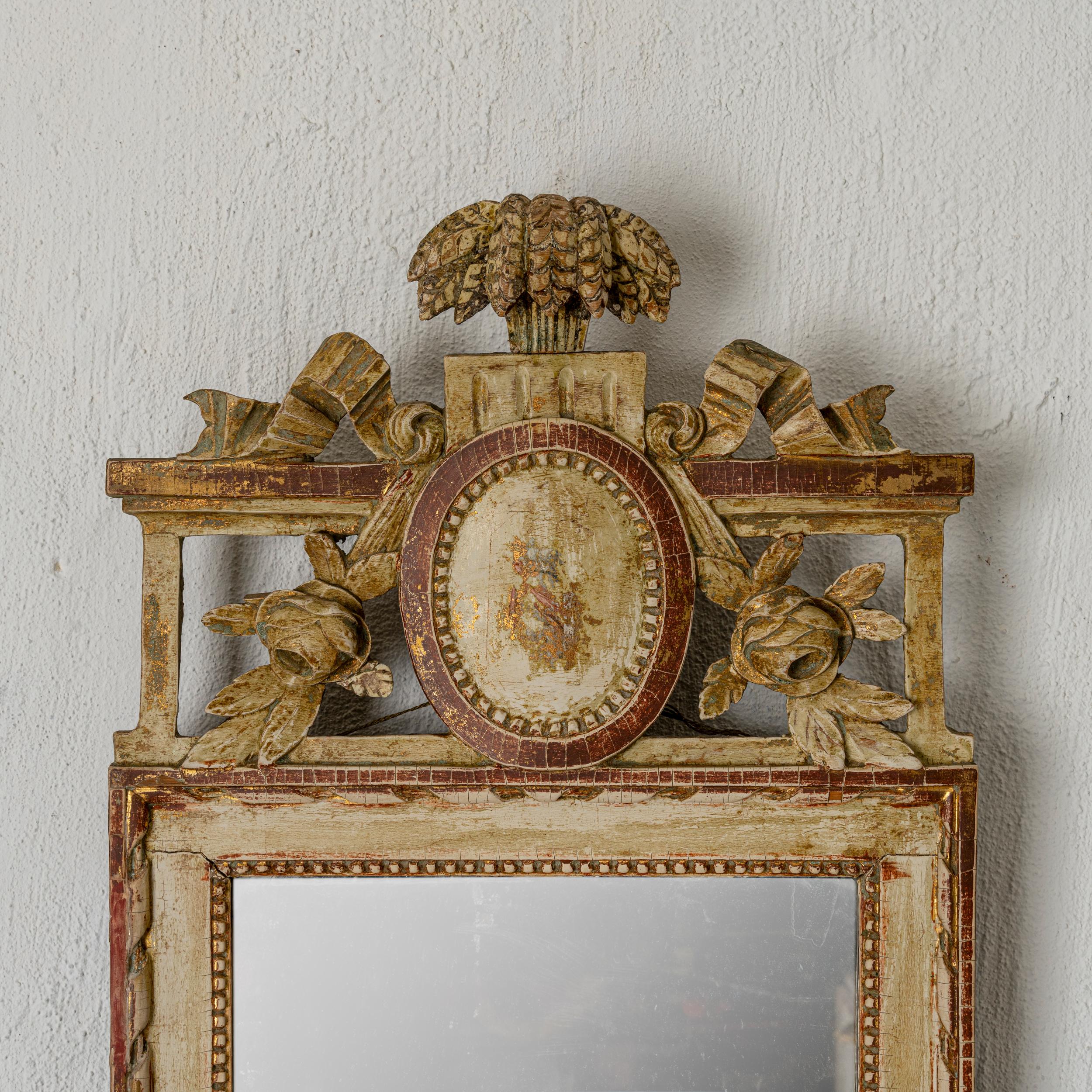 Description :
Miroir Guild en bois sculpté avec une glace en deux parties. Fabriqué en Suède entre 1775 et 1810, à l'époque gustavienne. 
