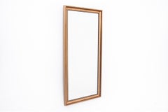 Specchio con cornice dorata.