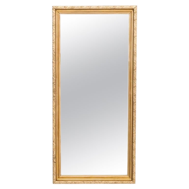 Miroir dans un cadre doré.