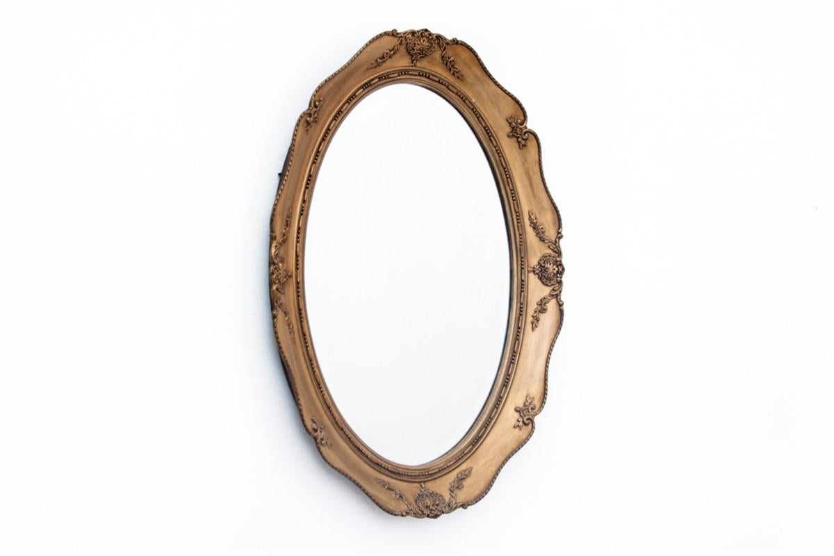 Oval mirror in a gold frame.

Dimensions: height 77 cm / width 56 cm