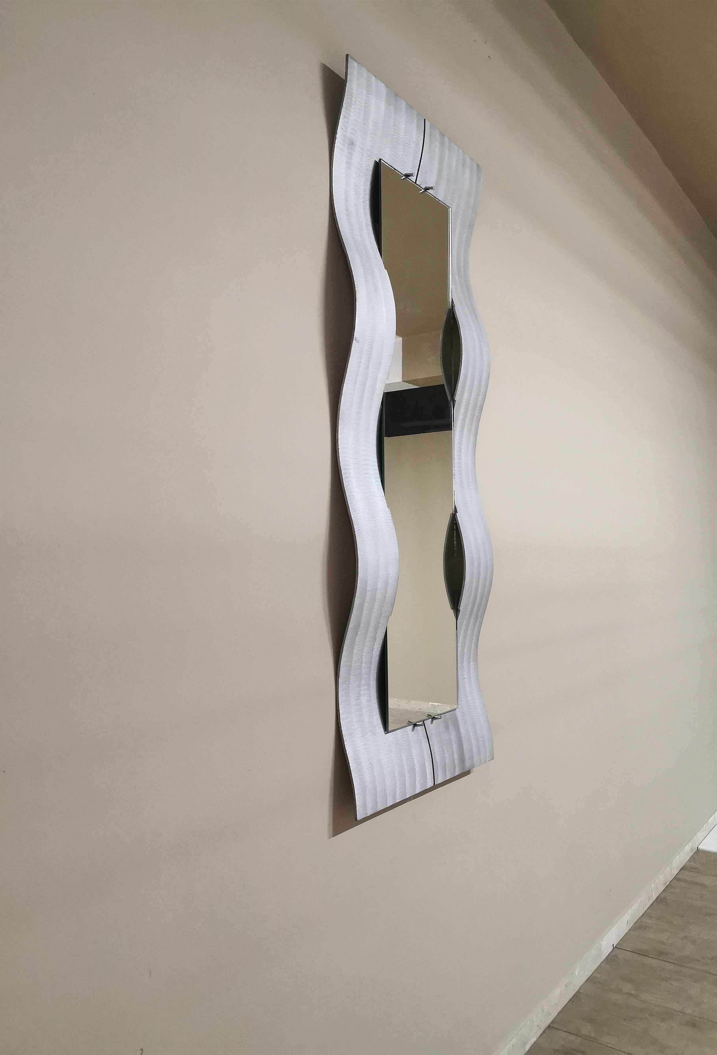 Eleganter, von Lorenzo Burchiellaro geprägter Wellenspiegel mit gewelltem Aluminiumrahmen mit eingravierten Linien auf der Oberfläche und einem rechteckigen Spiegel in der Mitte. Italien in den 1970er Jahren.


Hinweis: Wir bemühen uns, unseren