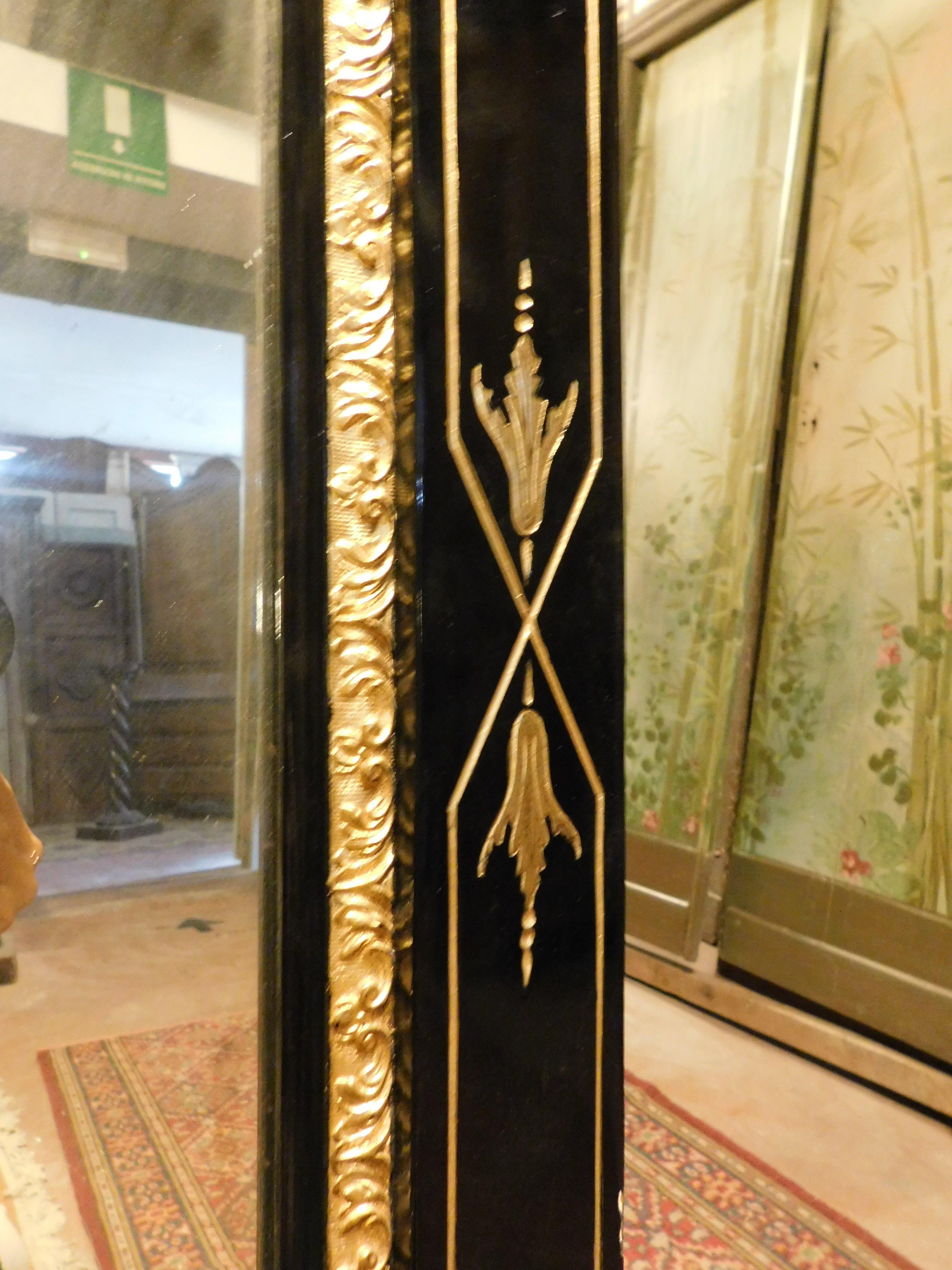 Mirror in black lacquered wood, with rich golden sculptures, Italy For Sale 3