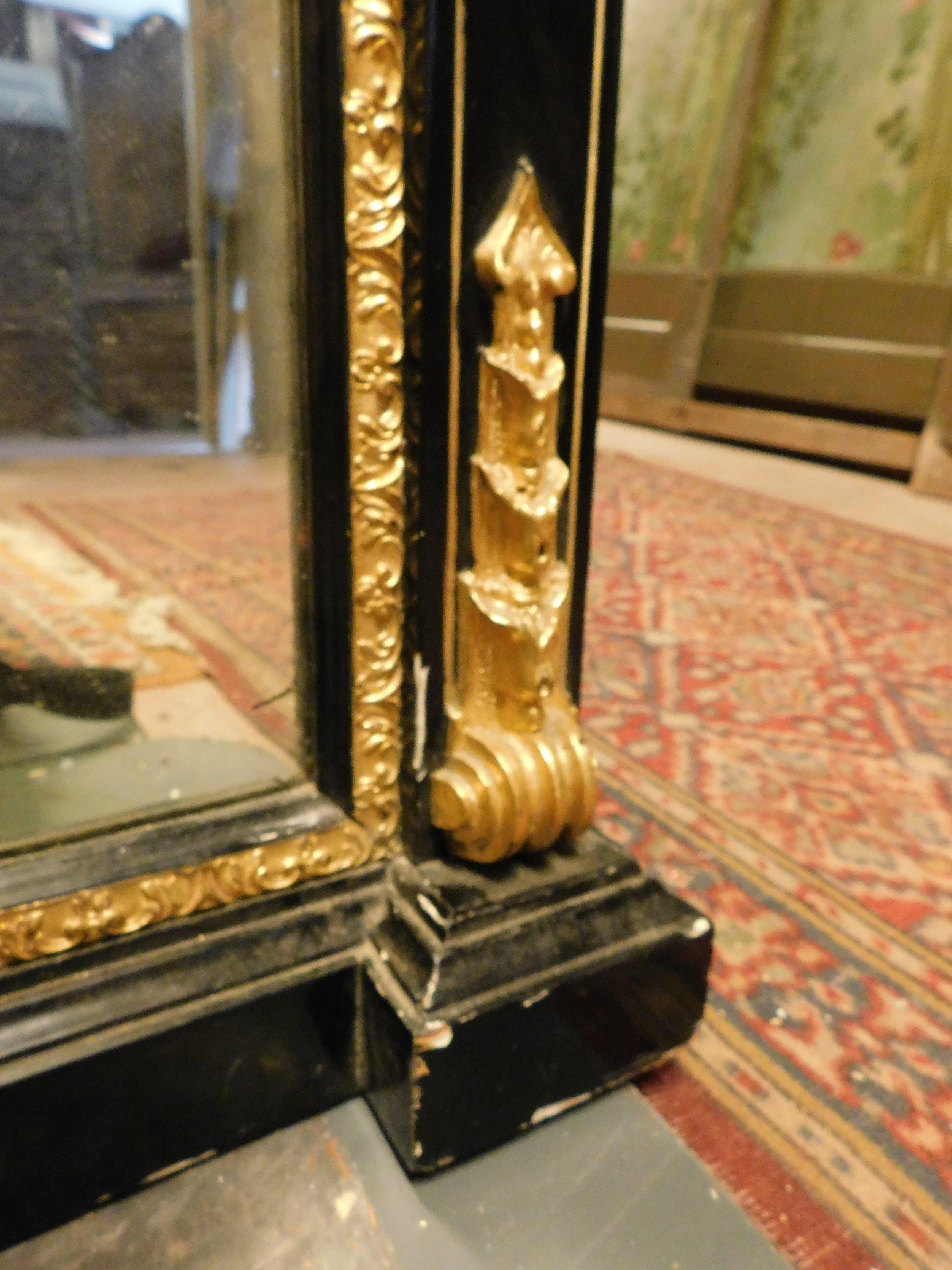 Miroir en Wood Wood laqué noir, avec de riches sculptures dorées, Italie en vente 4