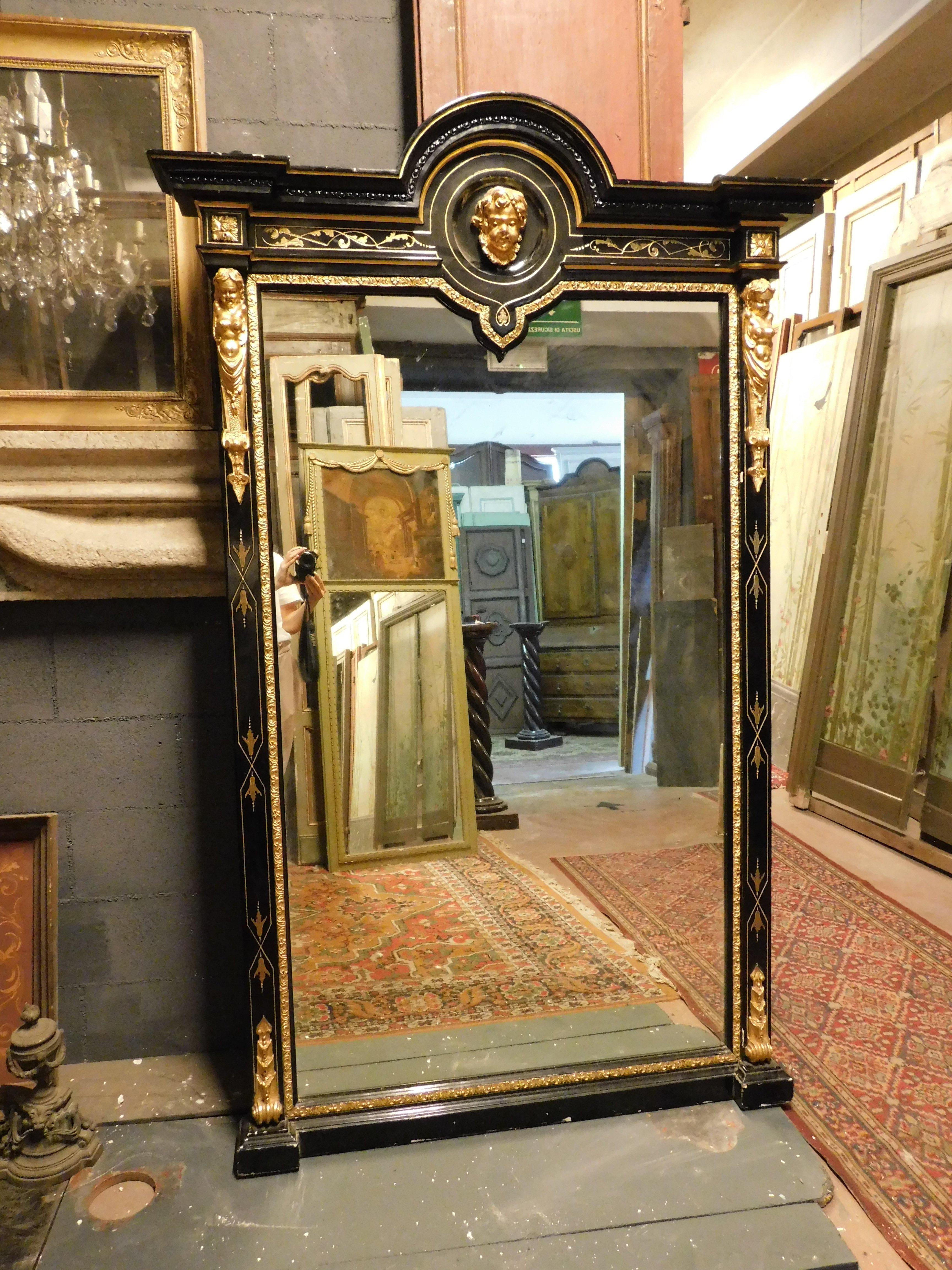 Ancient mirror, fireplace in black lacquered wood, with rich sculptures and gilded carvings, from central Italy, from the late 19th century, maximum size with frame W 122 x H 196 cm.
Ideal in a large entrance or corridor, it was born above a