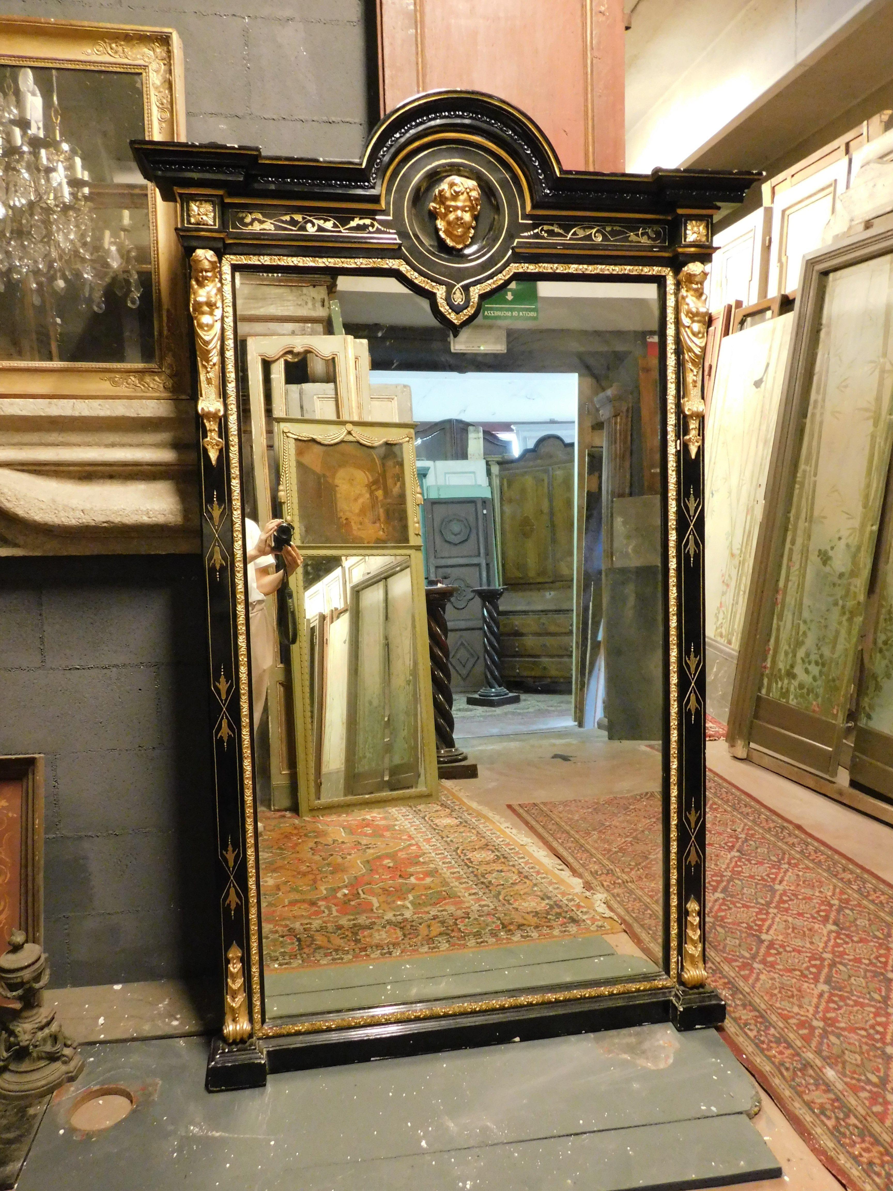 Italian Mirror in black lacquered wood, with rich golden sculptures, Italy For Sale