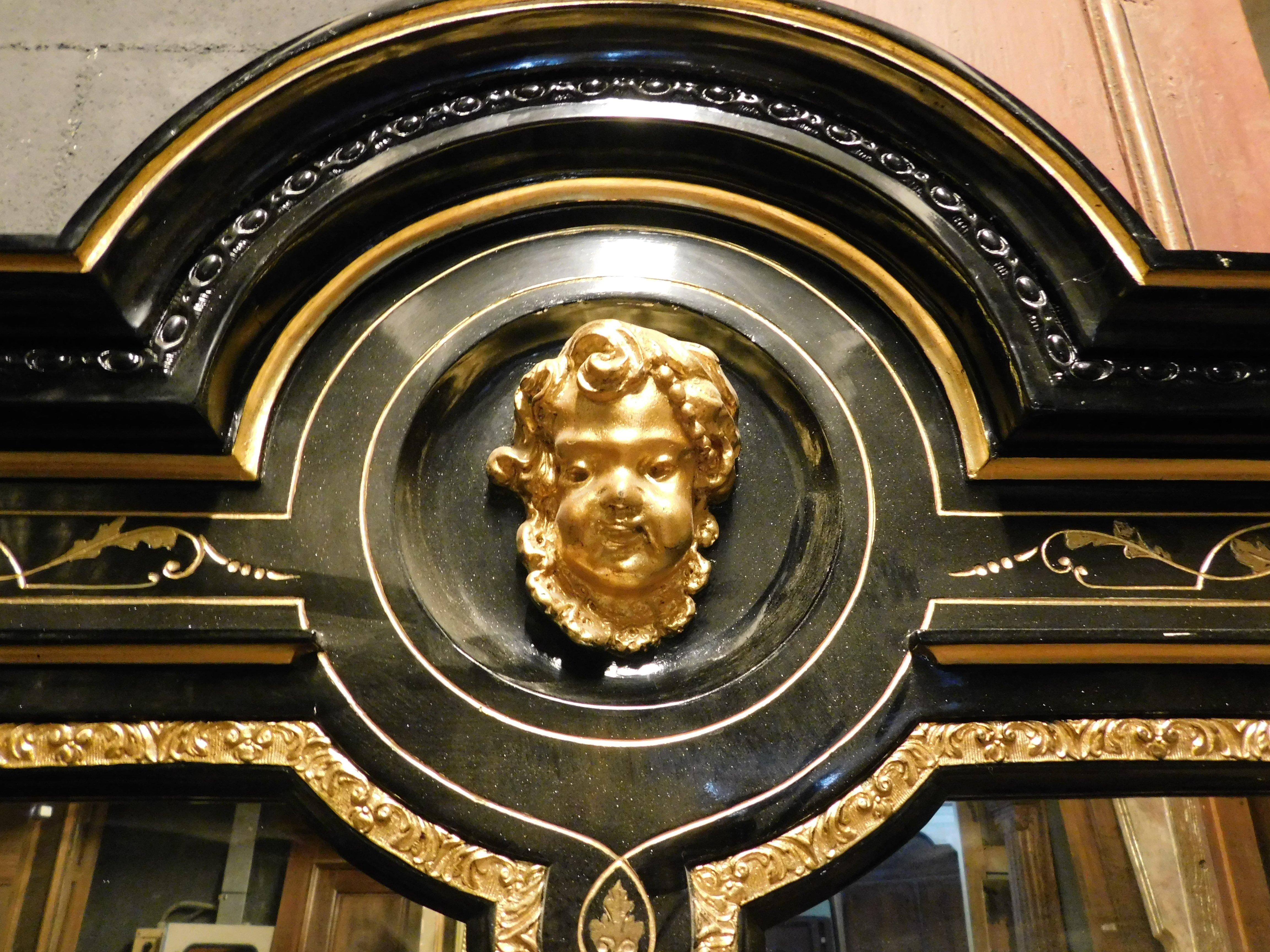 Mirror in black lacquered wood, with rich golden sculptures, Italy In Good Condition For Sale In Cuneo, Italy (CN)