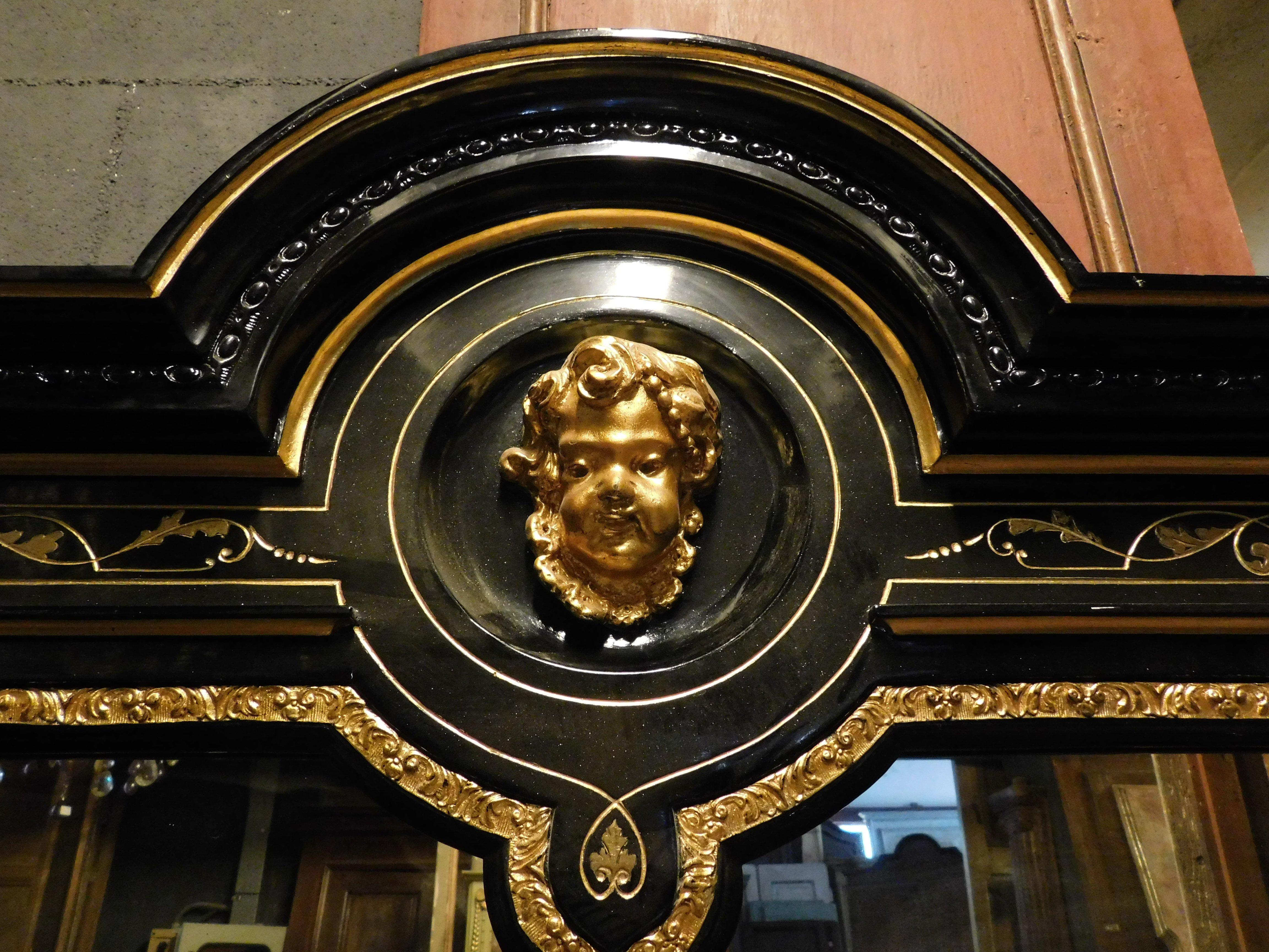 Spiegel aus schwarz lackiertem Holz, mit reichen goldenen Skulpturen, Italien (19. Jahrhundert) im Angebot