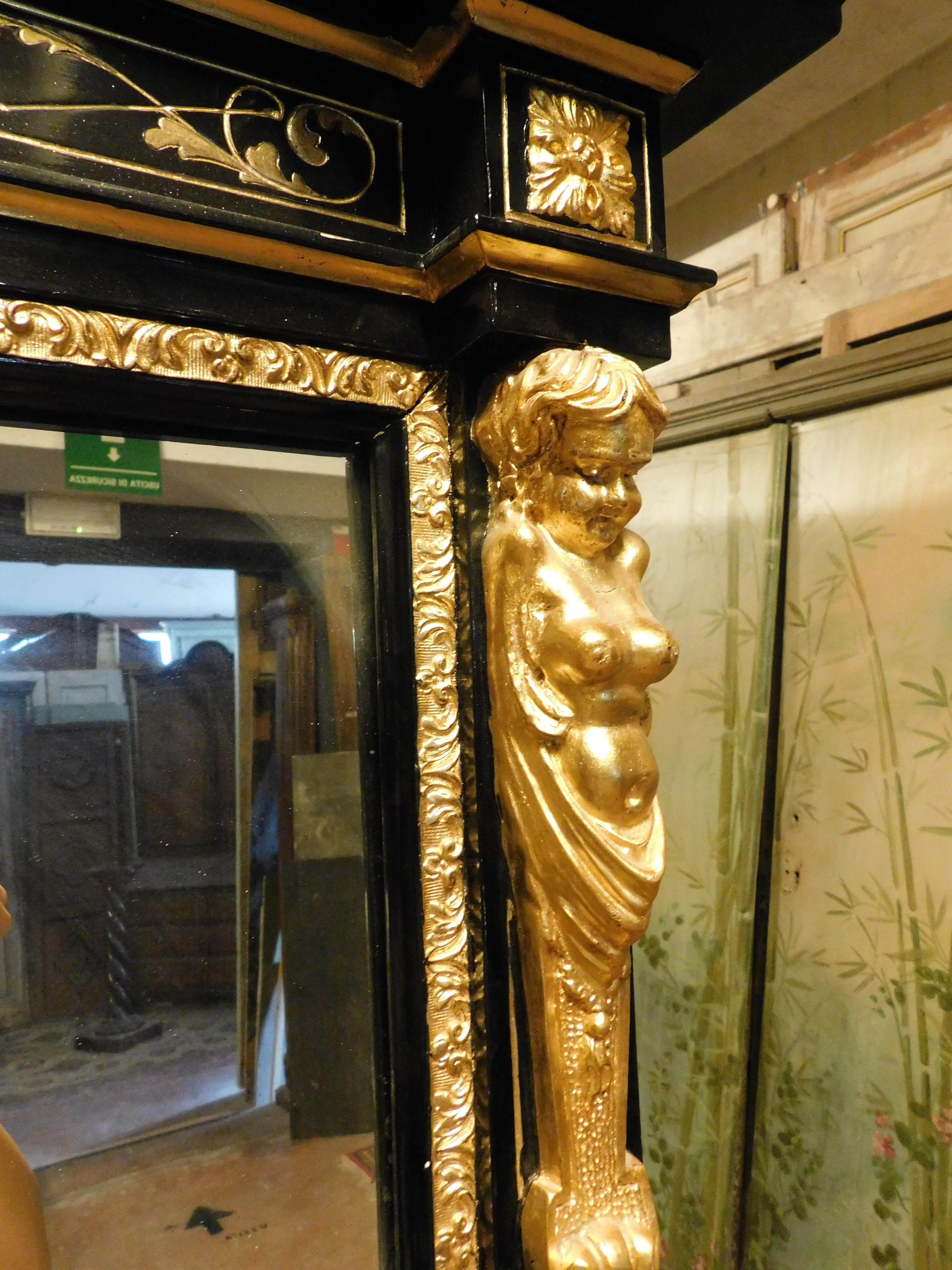Miroir en Wood Wood laqué noir, avec de riches sculptures dorées, Italie en vente 2