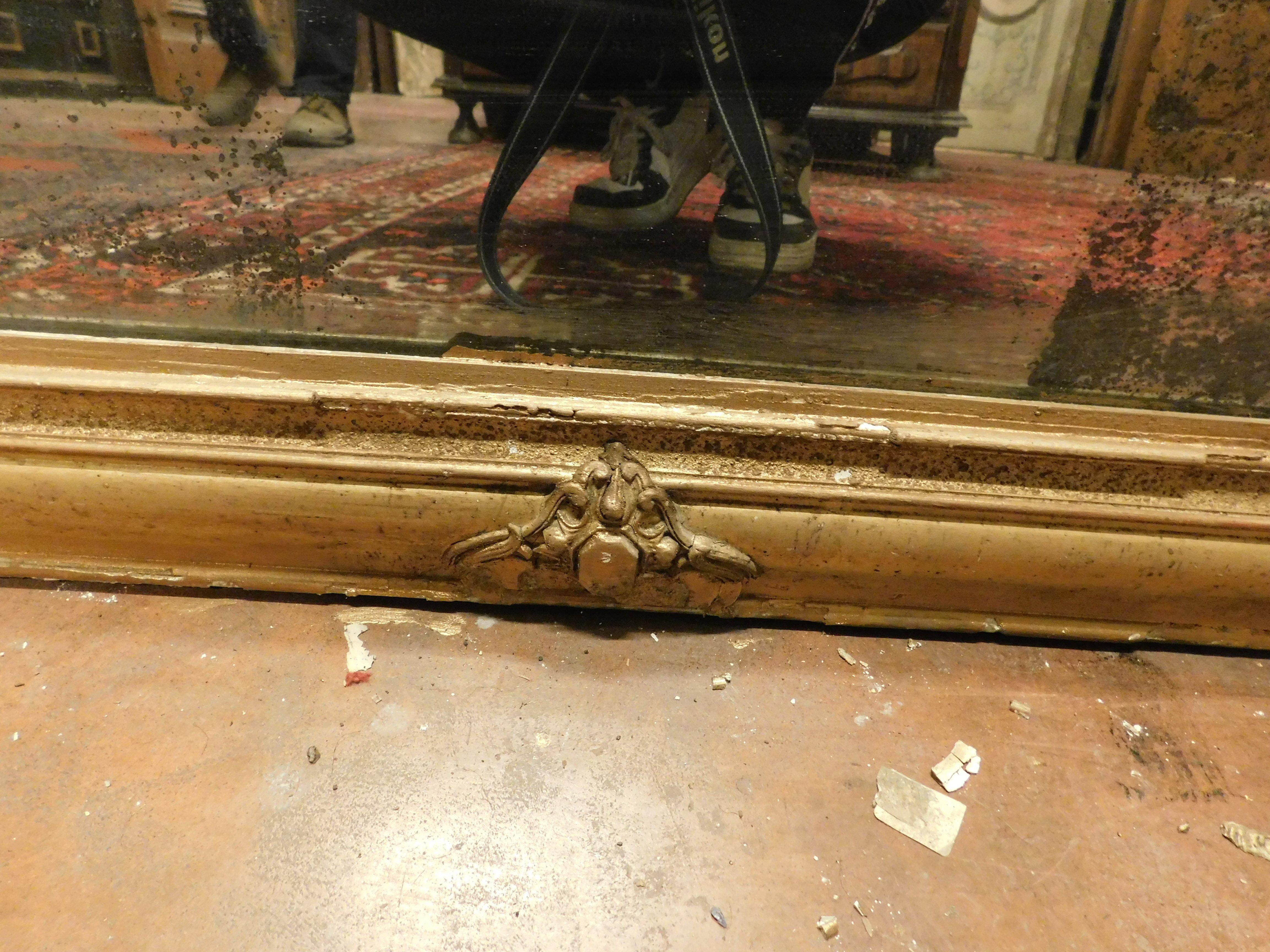 Miroir rectangulaire en bois sculpté et doré, Italie en vente 4