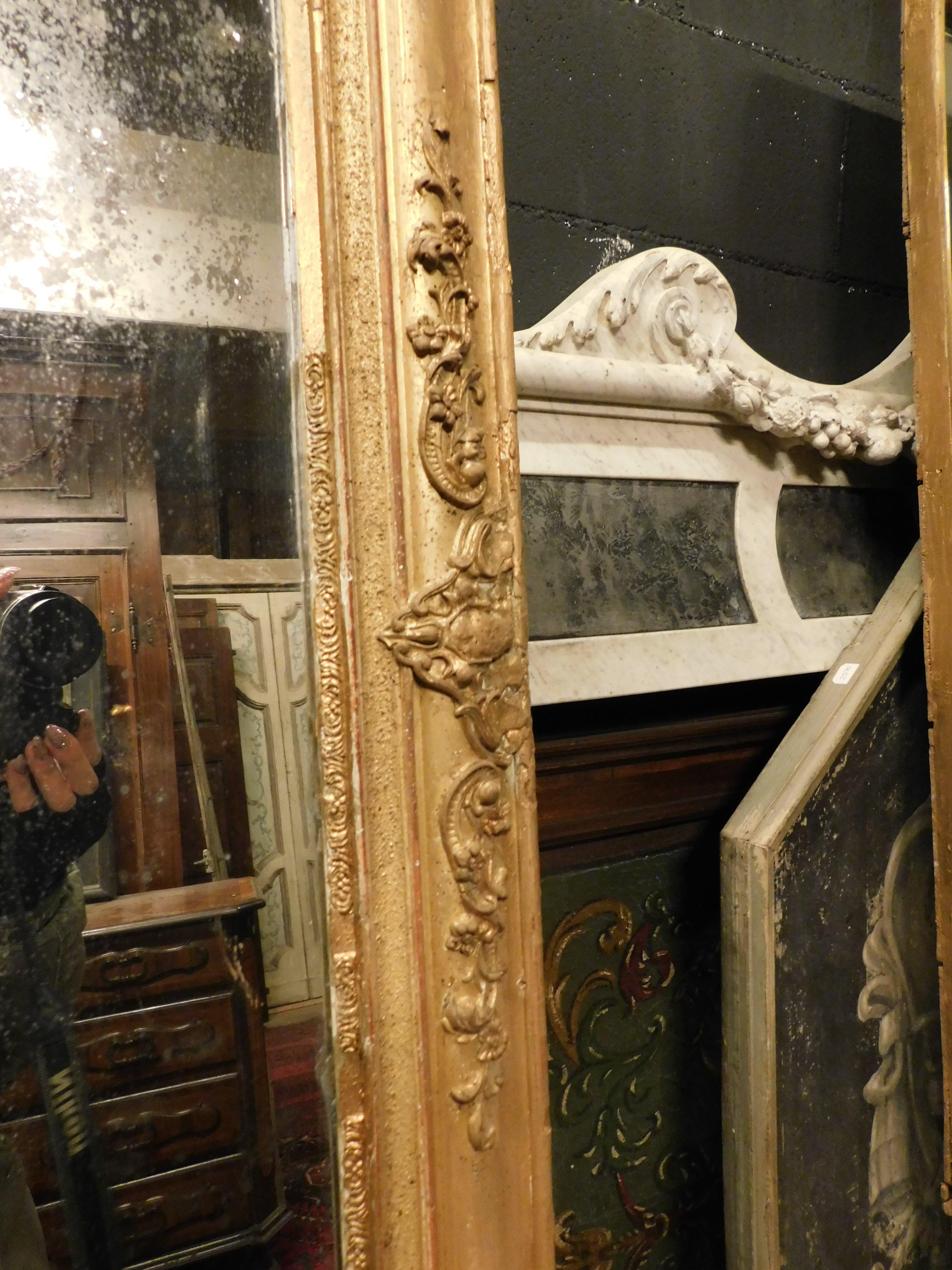 Miroir rectangulaire en bois sculpté et doré, Italie en vente 5