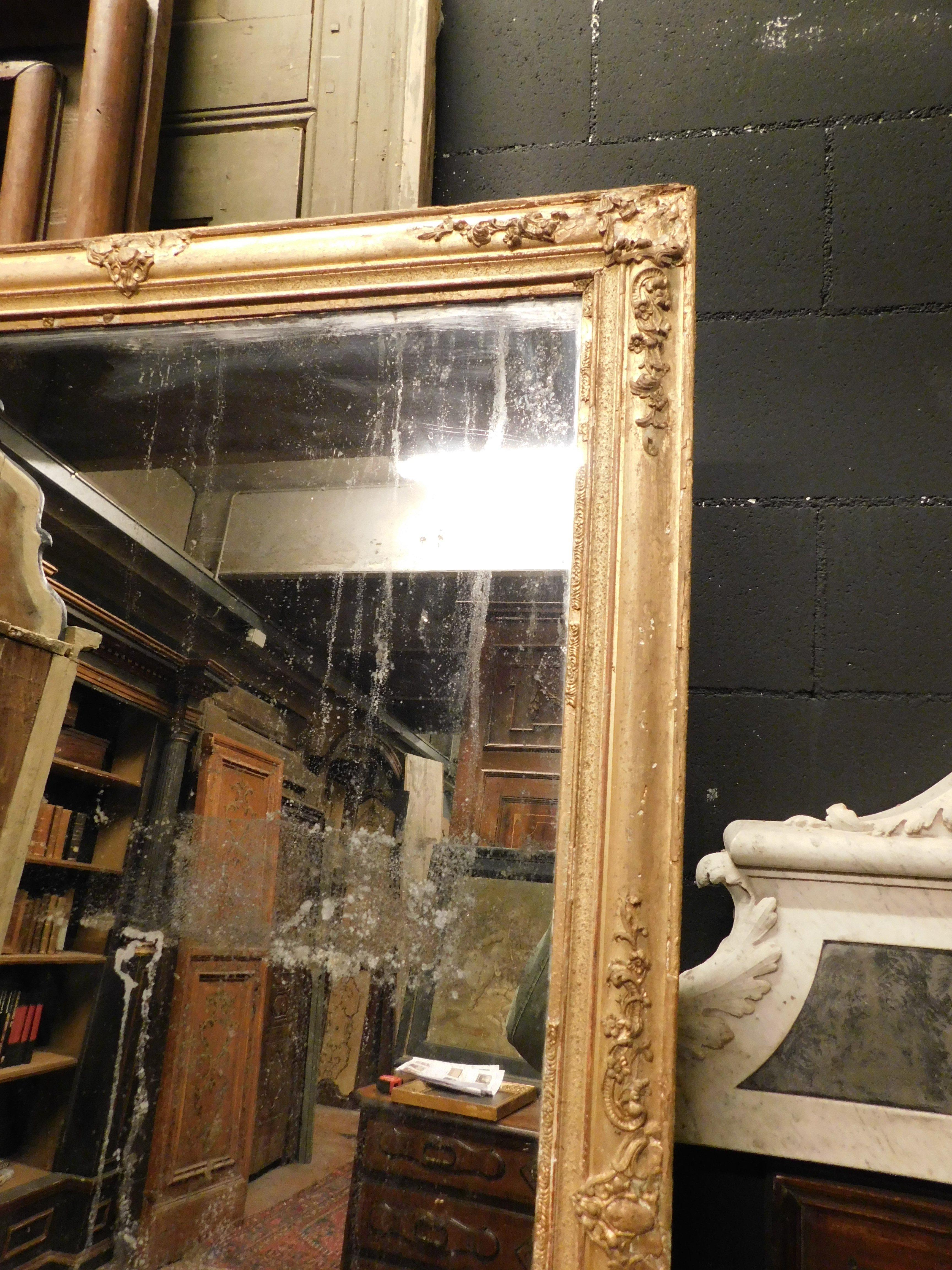 XIXe siècle Miroir rectangulaire en bois sculpté et doré, Italie en vente