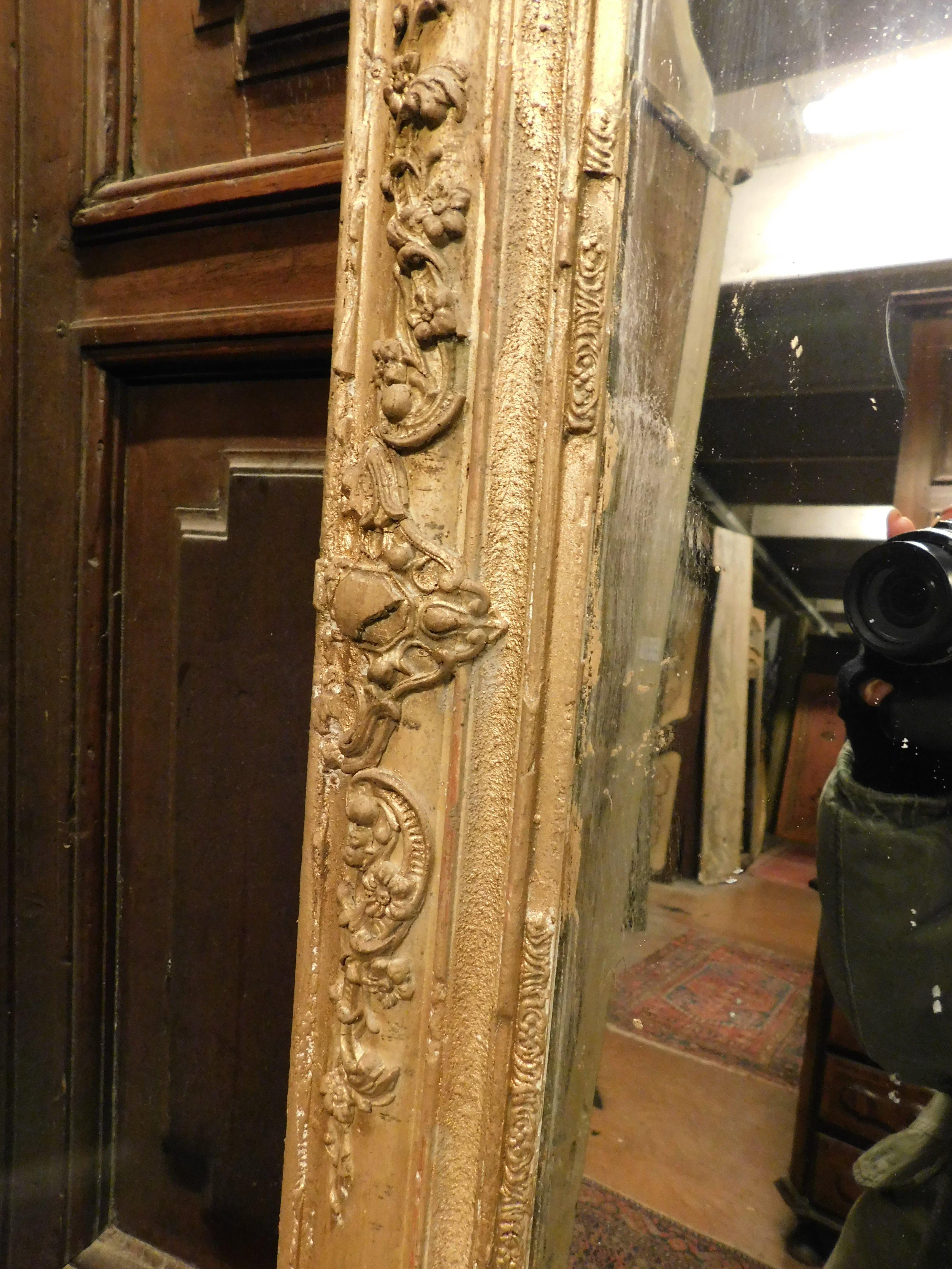 Miroir rectangulaire en bois sculpté et doré, Italie en vente 2