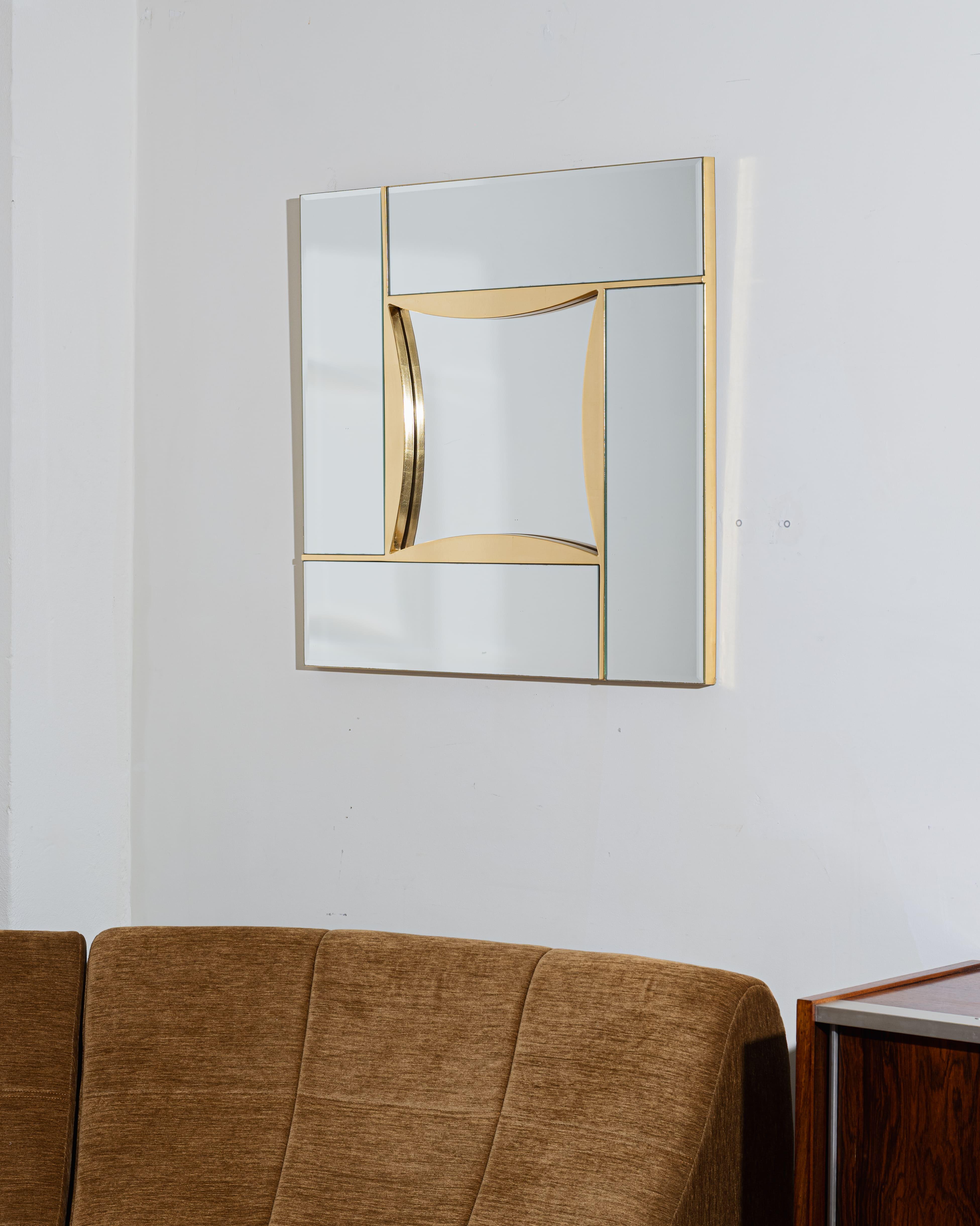 Large square mirror in glass and brass, Belgian design from the 1970s-1980s. In superb condition. Wall hook on the back.

DV4264