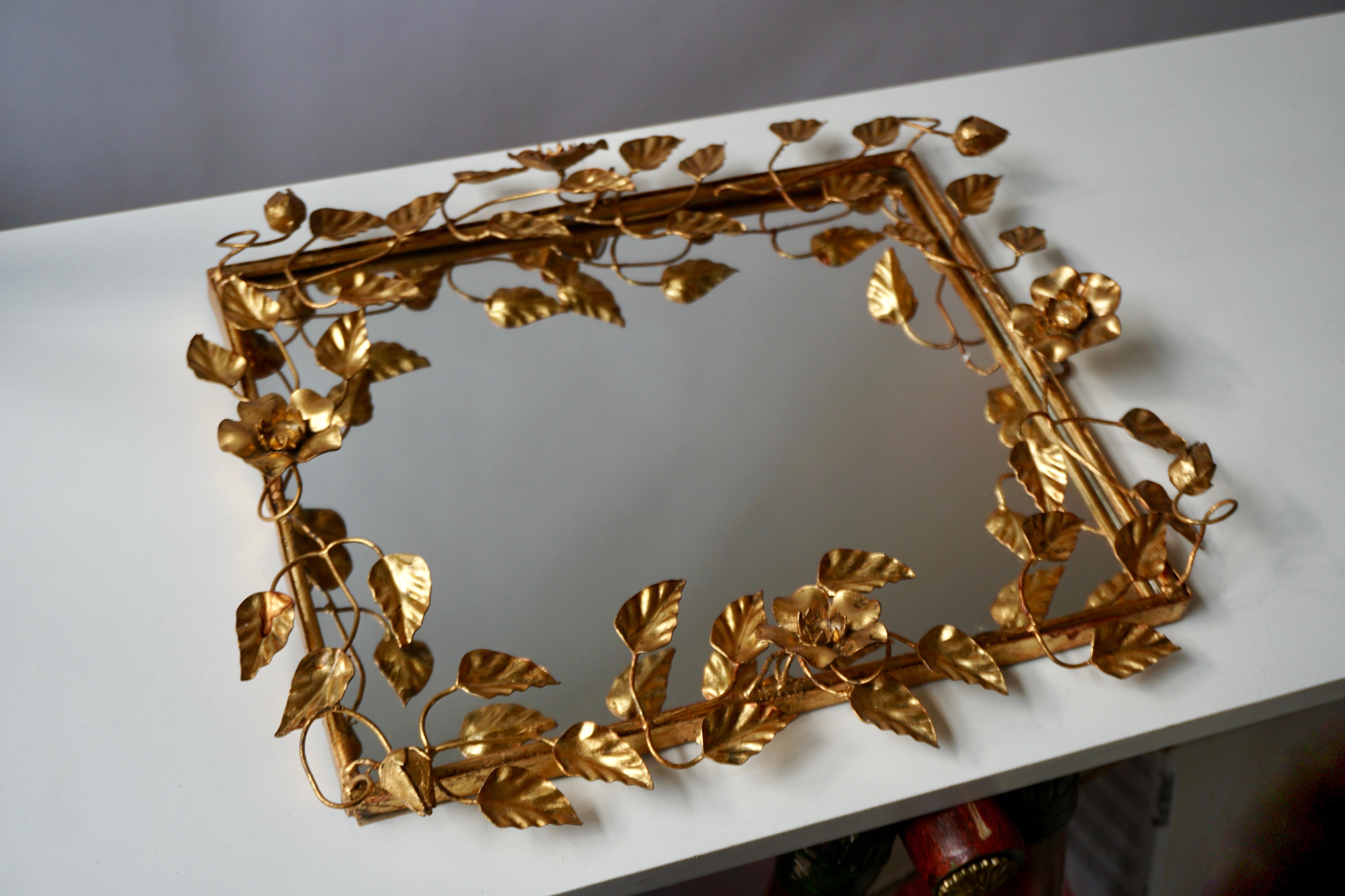 Italian mirror in gilded metal, 1960-1970s

The flowers and leaves are softly arranged on a wire structure with a harmonious design in order to create a lively and elegant whole. 

Measures: Height 43 cm.
Width 38 cm.
Depth 6 cm.
   