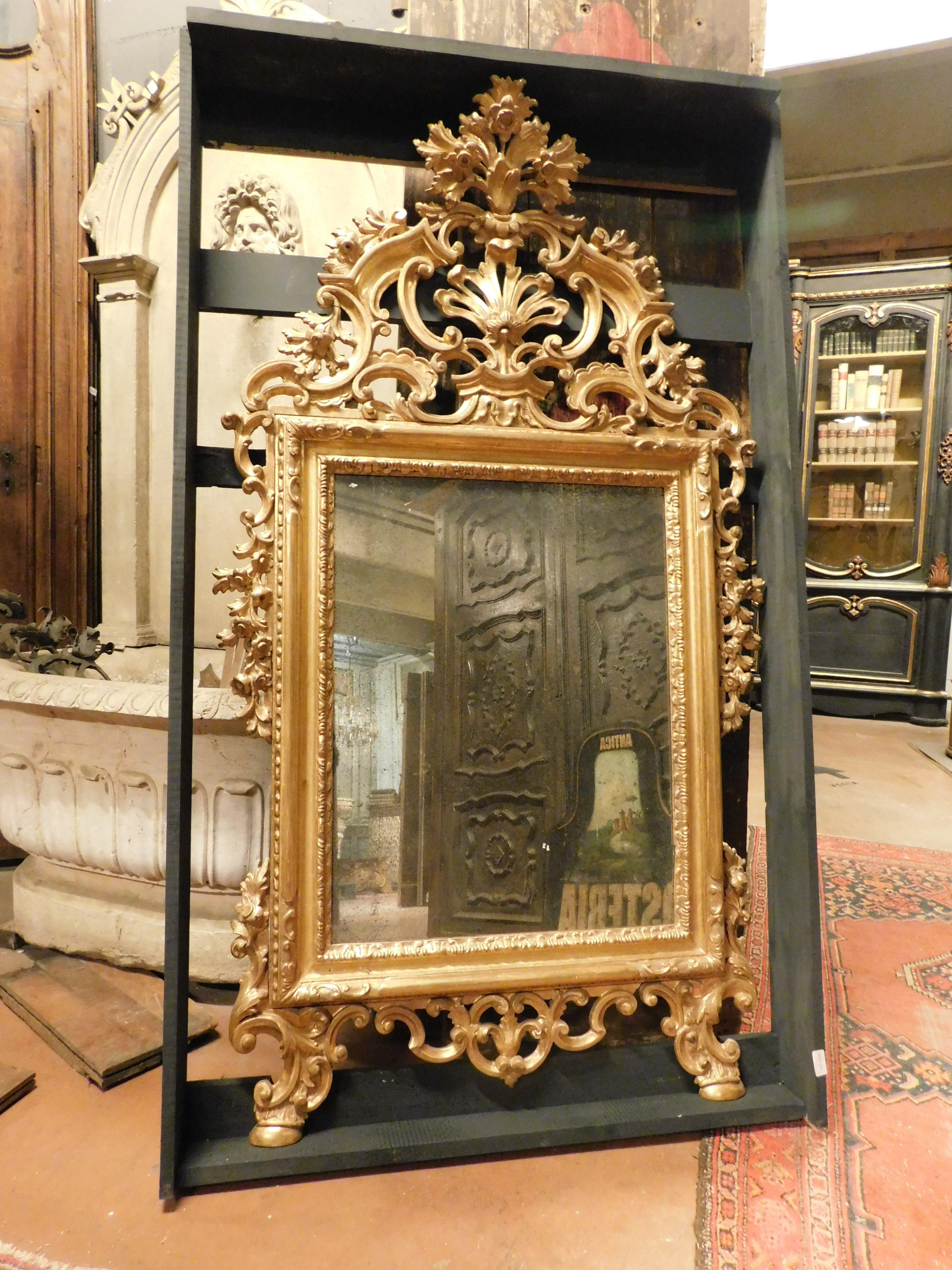 specchio antico sopra camino