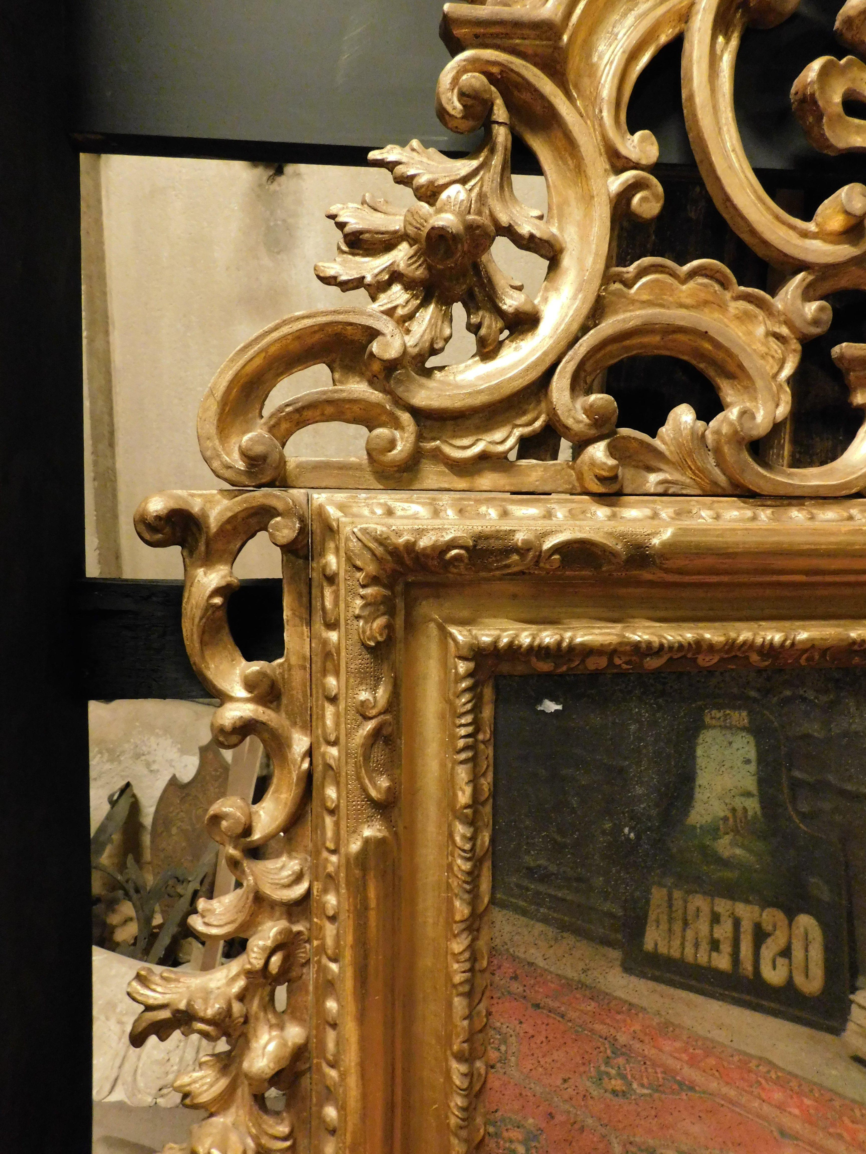 Mirror in gilded wood, richly frieze perforated volutes, floral and leafy, '800 In Good Condition For Sale In Cuneo, Italy (CN)