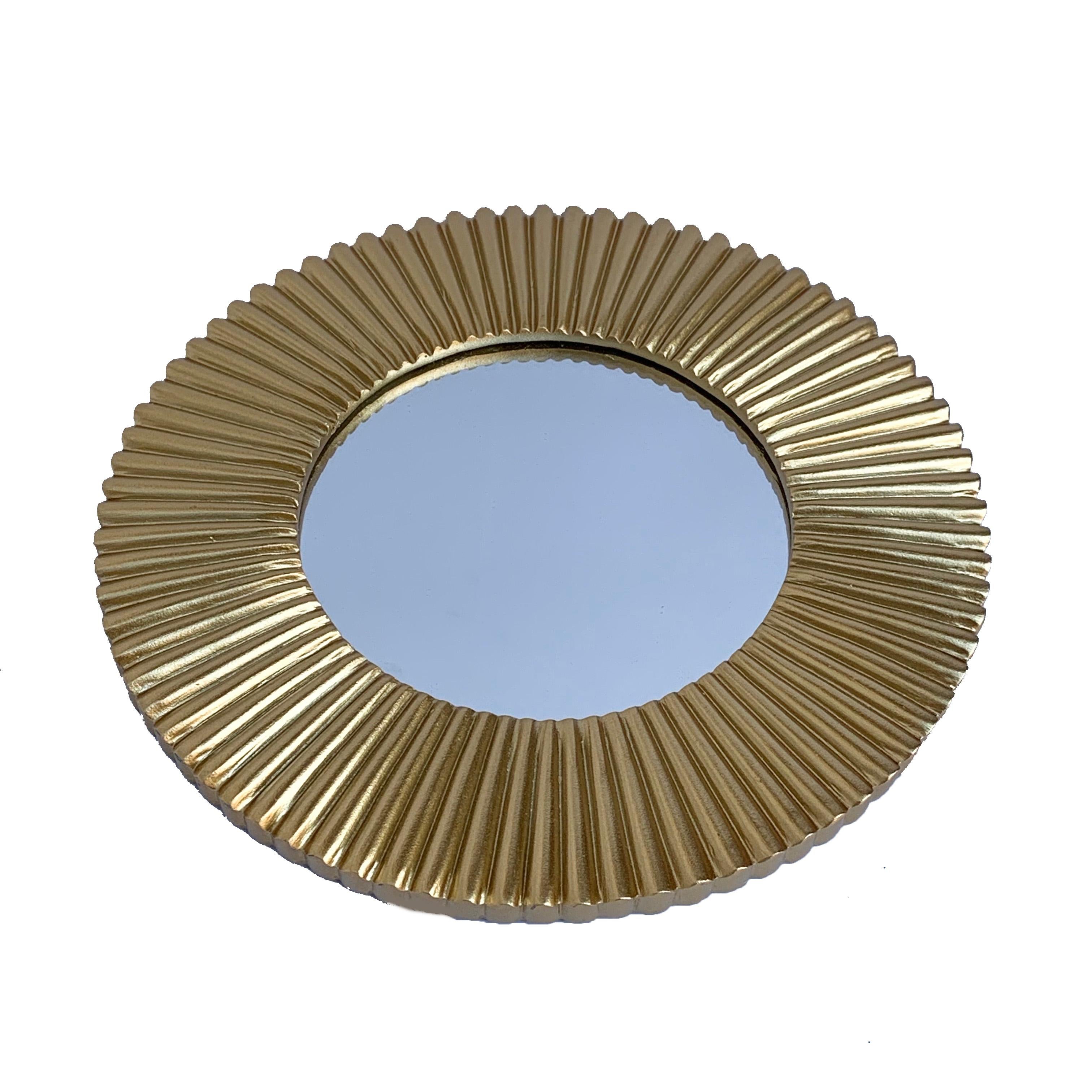 Italian mirror in the shape of the sun, late 1970s. Round wall mirror
Starburst or sun mirror. Made of aluminum, gold-plated. No chips, no crack, no repair.
Measures: Diameter 22.5 cm.
Diameter mirror: 12 cm.