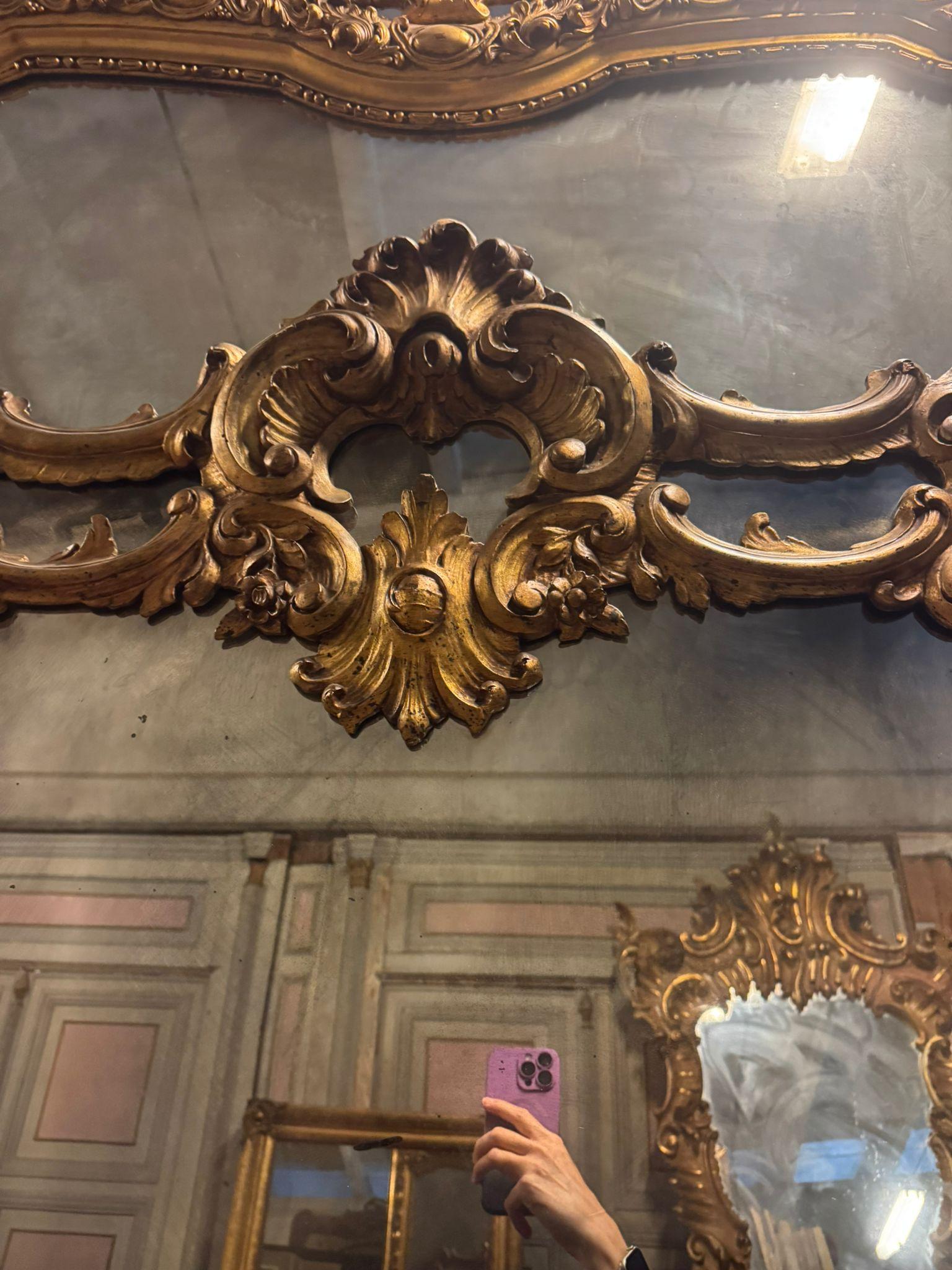 Doré Miroir en bois laqué et doré, Italie en vente
