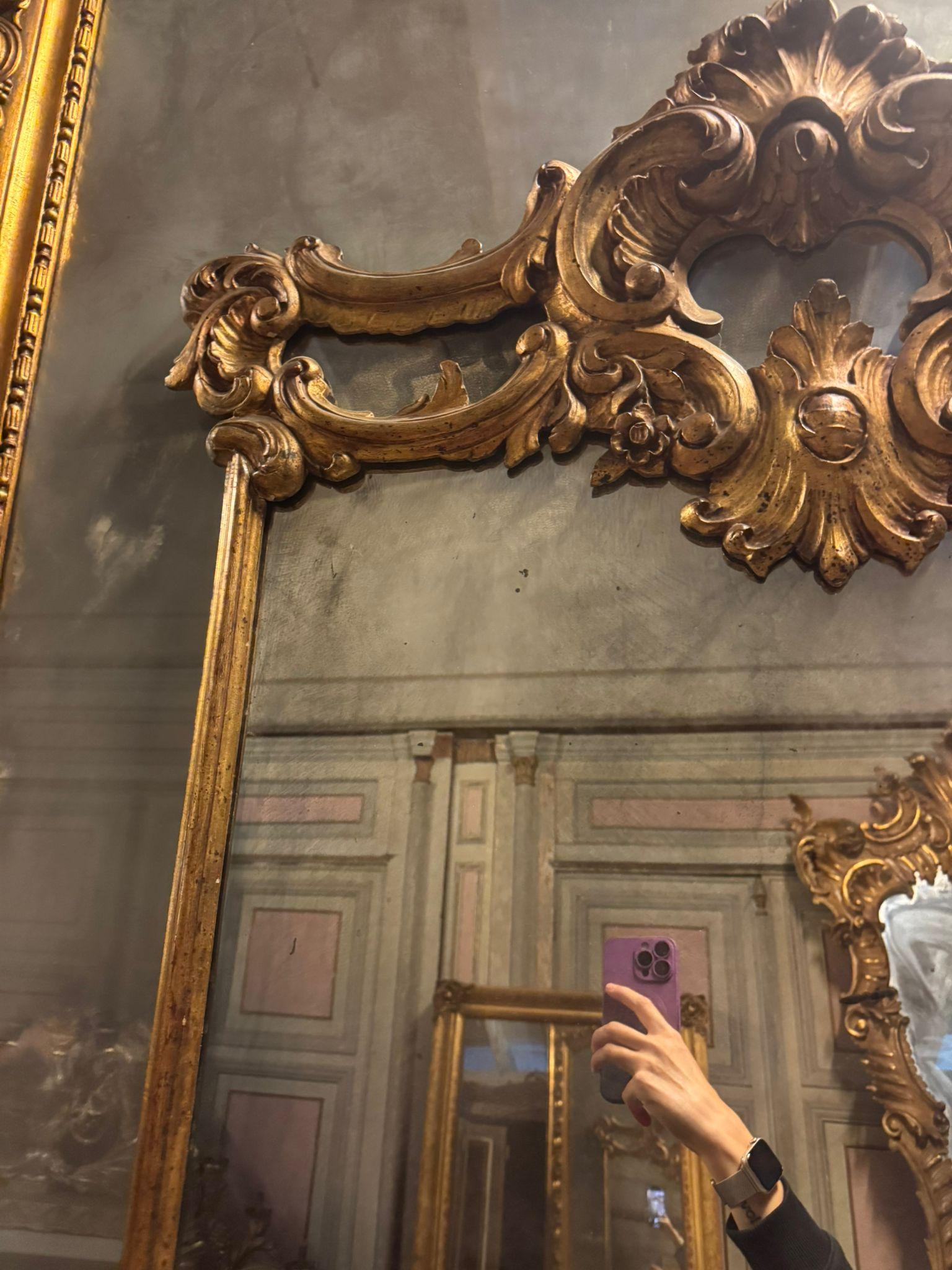 Miroir en bois laqué et doré, Italie Bon état - En vente à Cuneo, Italy (CN)