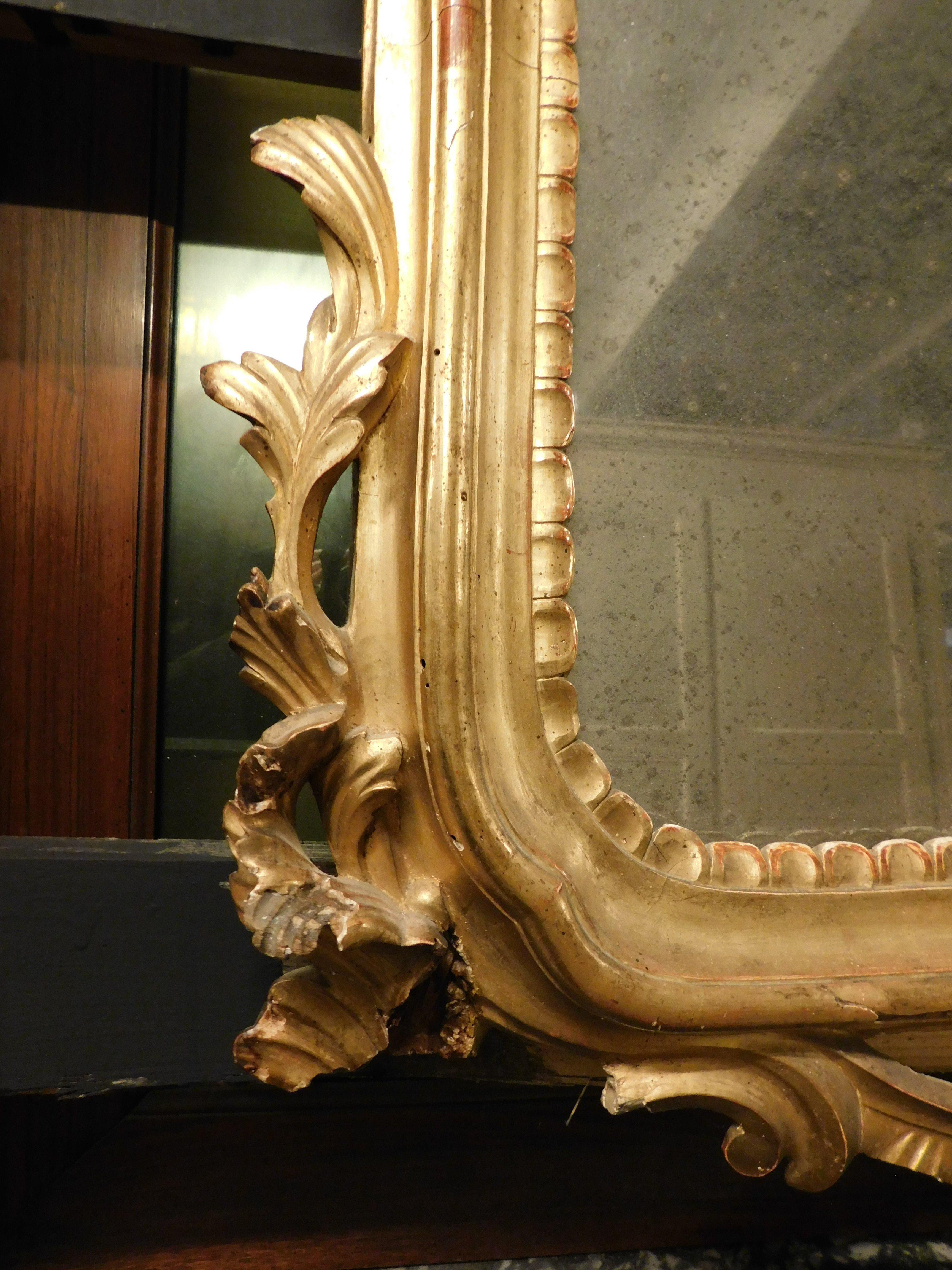 Hand-Carved Mirror in lacquered and gilded wood, rich cymatium carved with shell, Italy For Sale