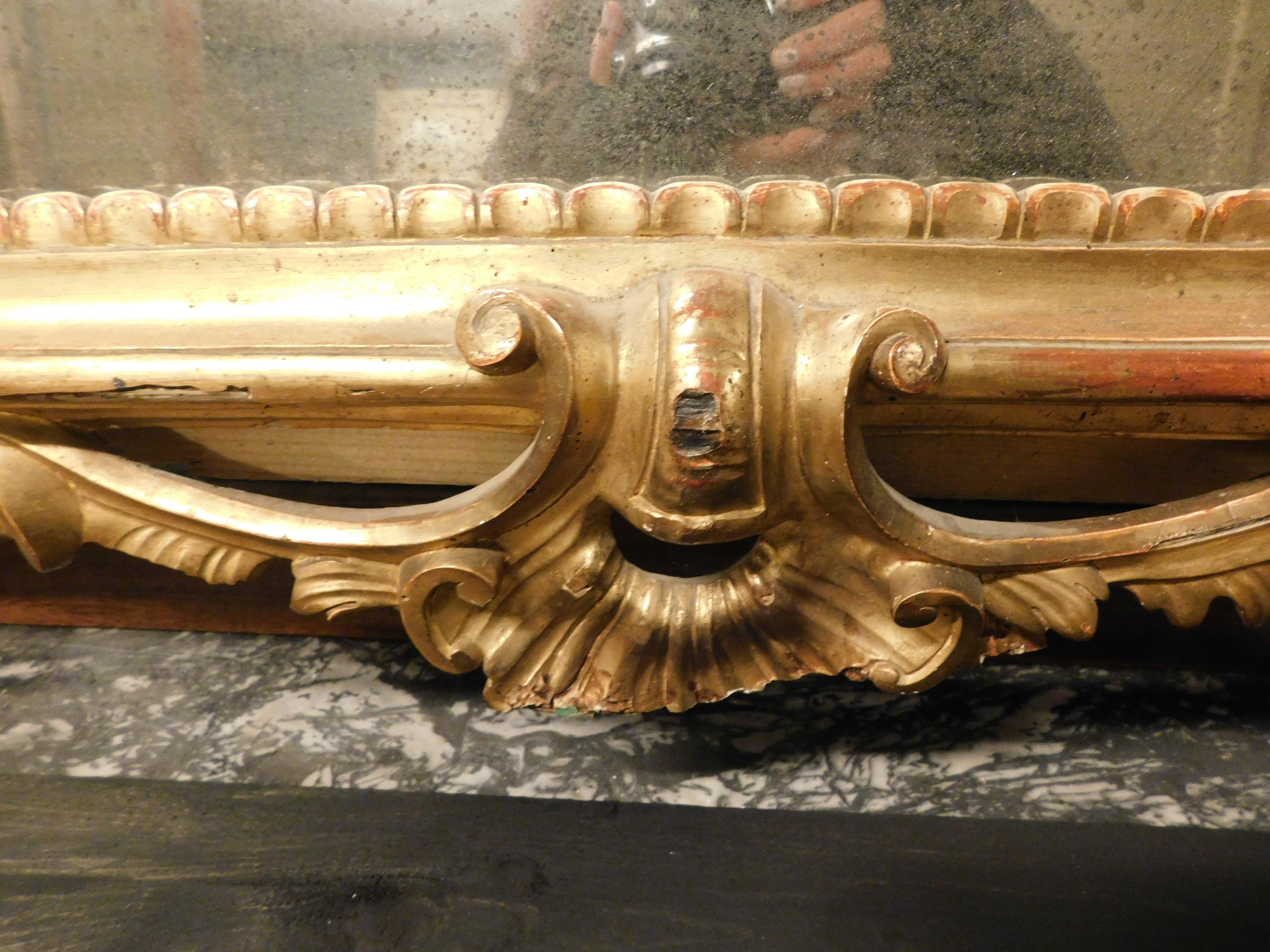 Mirror in lacquered and gilded wood, rich cymatium carved with shell, Italy In Good Condition For Sale In Cuneo, Italy (CN)