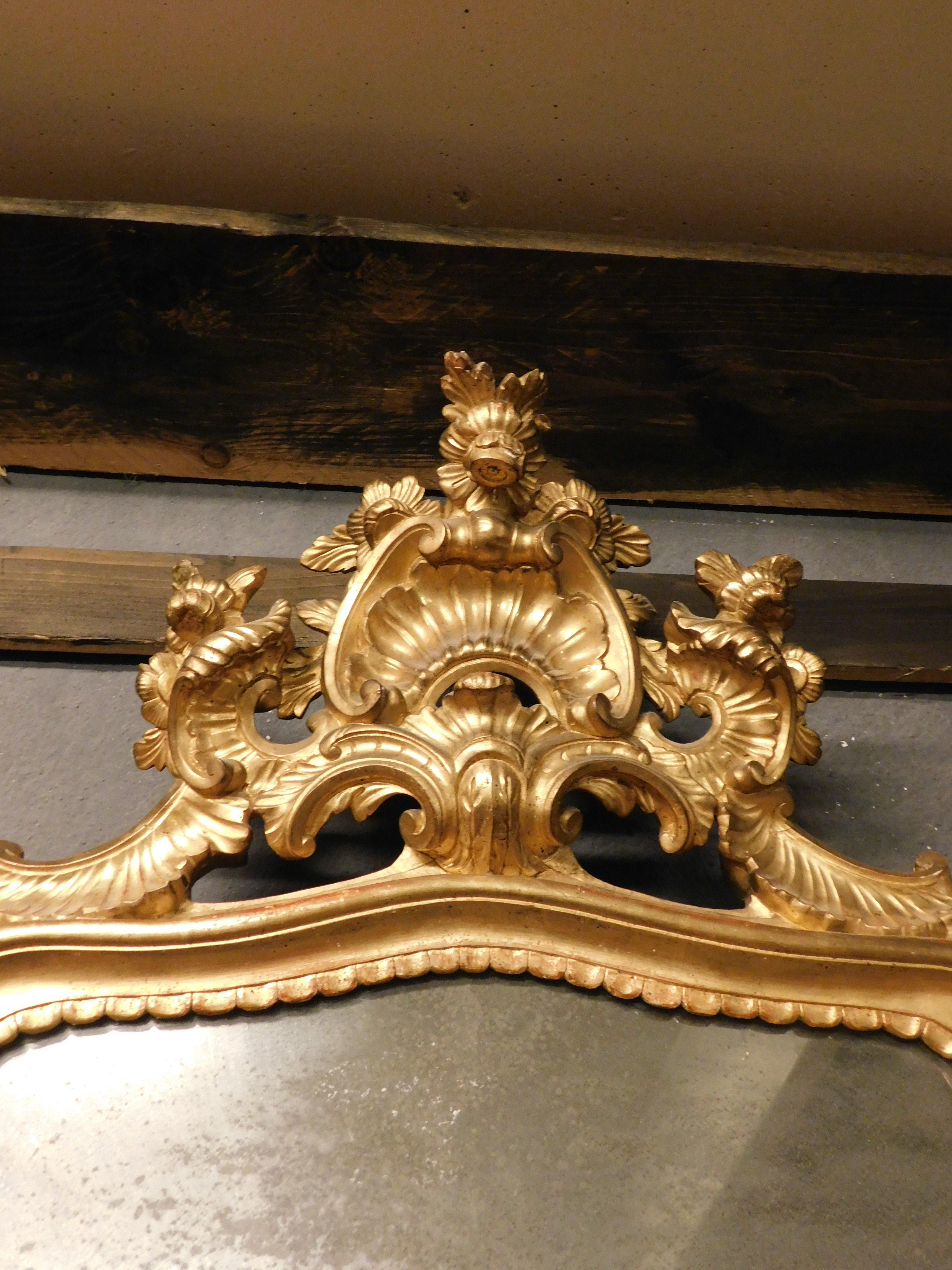 Mirror in lacquered and gilded wood, rich cymatium carved with shell, Italy For Sale 2