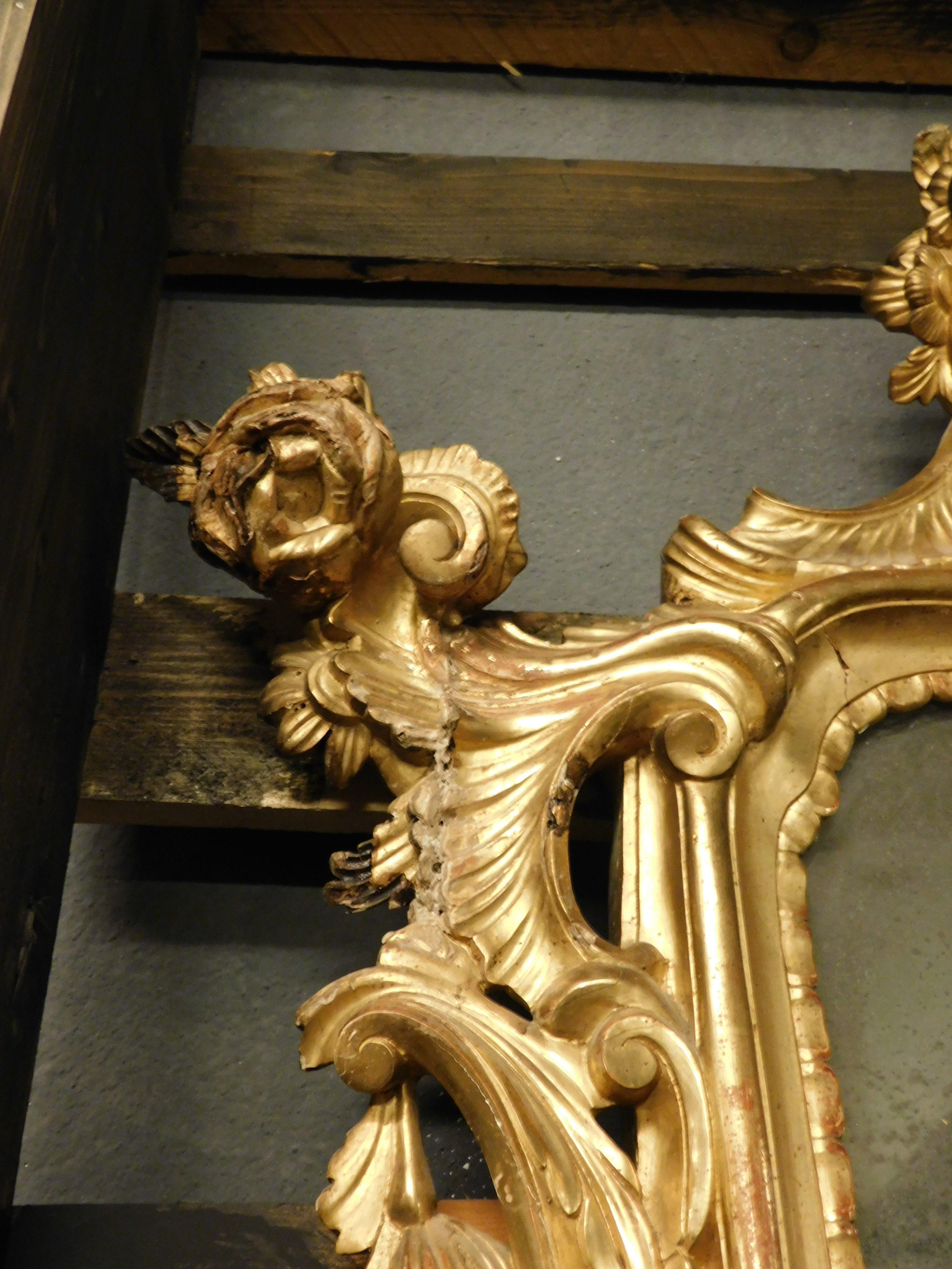 Mirror in lacquered and gilded wood, rich cymatium carved with shell, Italy For Sale 3