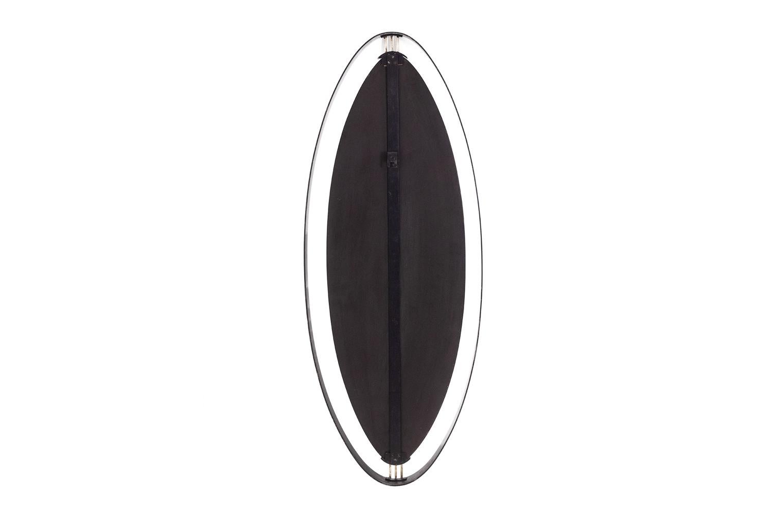 Specchio in metallo laccato e patinato e ottone dorato, di forma ovoidale.

Opera italiana realizzata negli anni '50/'60.

Dimensioni: H. 106,5 x L. 41,5 x P. 5 cm

Riferimento: LS6351736M