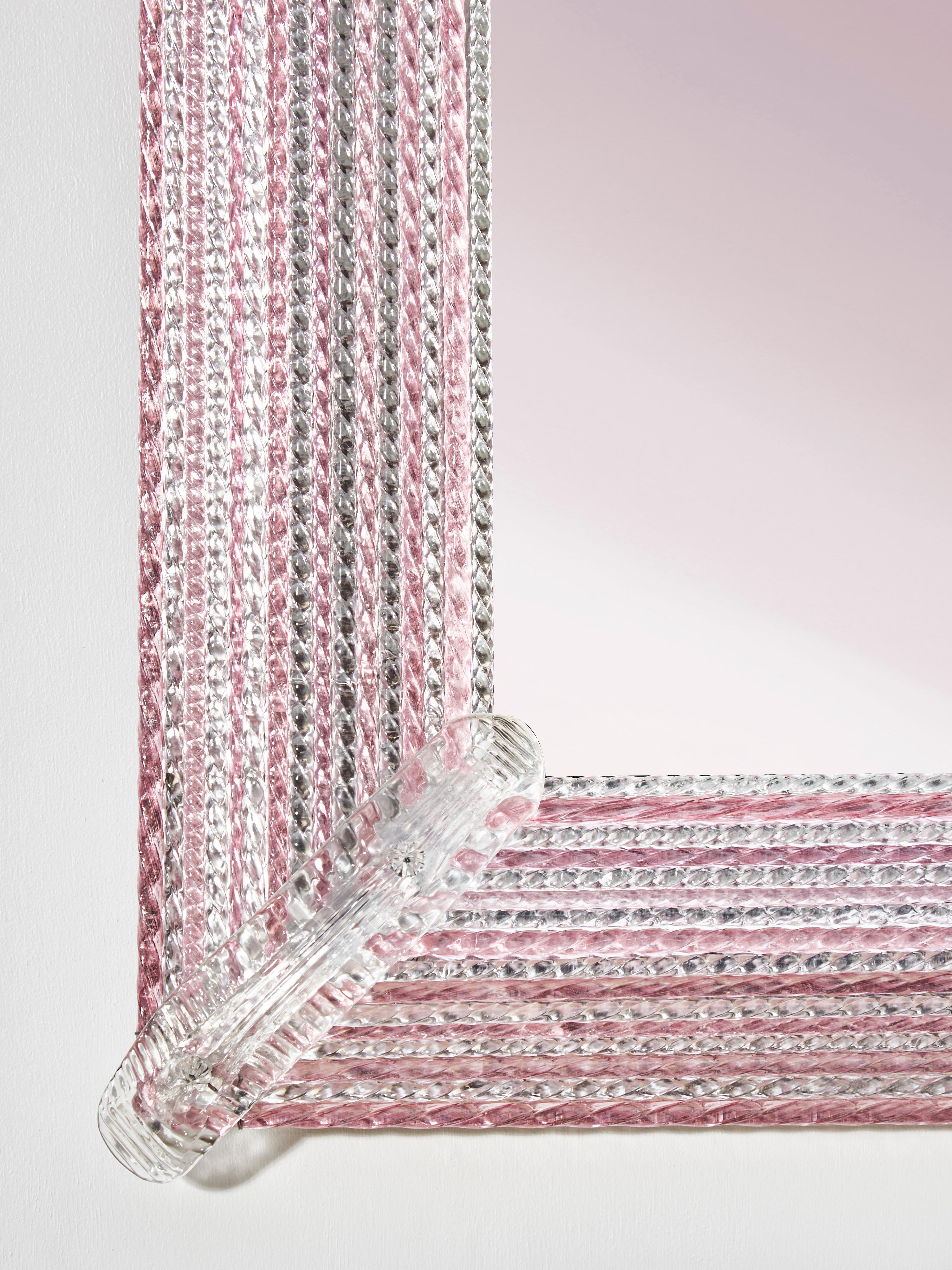 Prächtiger Spiegel mit Rahmen aus fein geschliffenem rosa Muranoglas.
(Paar verfügbar)
Gestaltung durch Studio Glustin.