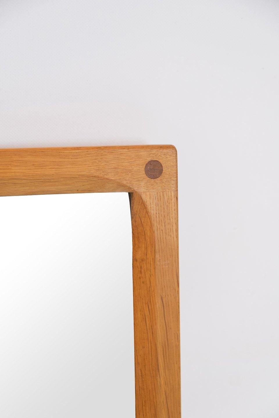 Mirror in oak of Danish design from Illum in the 1960s. The mirror is in great vintage condition.