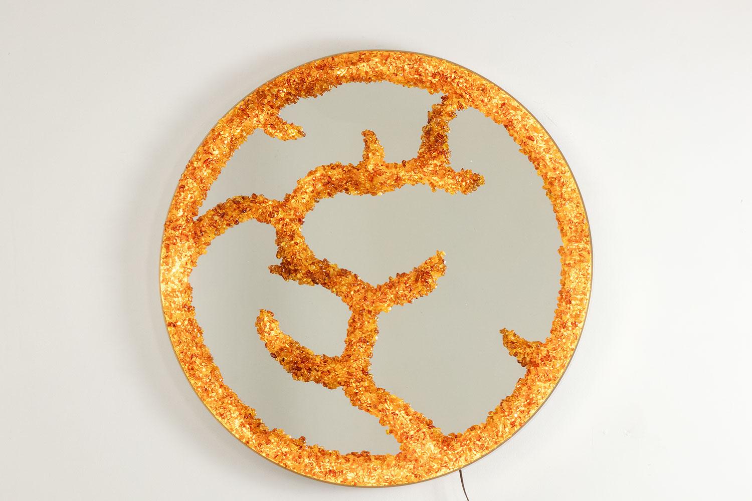 Backlit mirror in circular semi-precious stones.

Work of French craftsman in small series.

Dimensions: Diameter 60 x Deep 5,5 cm

Reference: LS59982807H