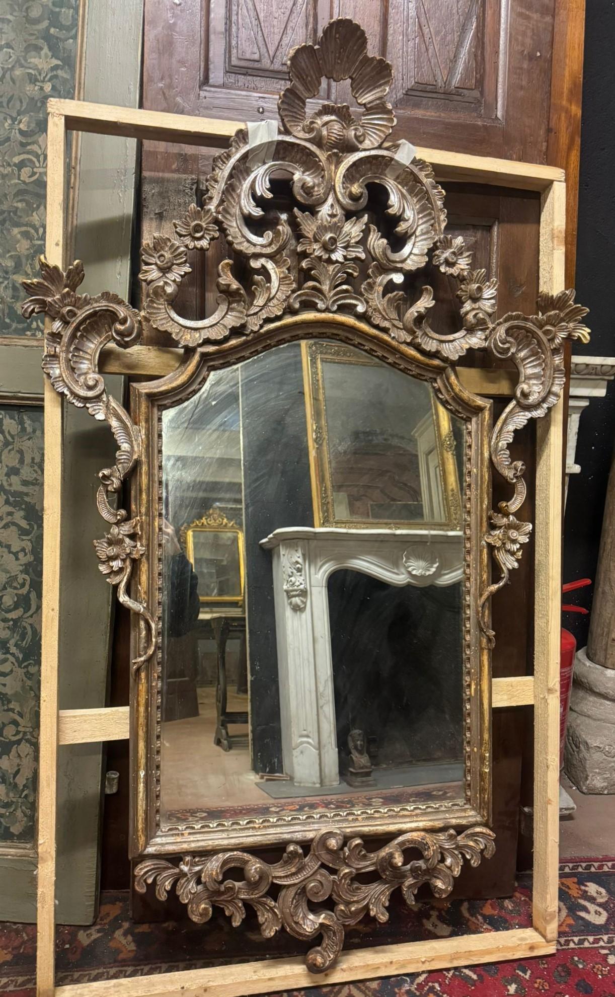Antique vintage Mirror in silver lacquered wood, richly carved with open carved top, original mirror from the late 19th century, made in Italy.
It was placed above a console or on a wall to decorate.
Maximum dimensions cm w 88 x H 146