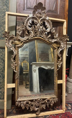 Specchio in legno laccato argento, riccamente intagliato con piano intagliato aperto, Italia