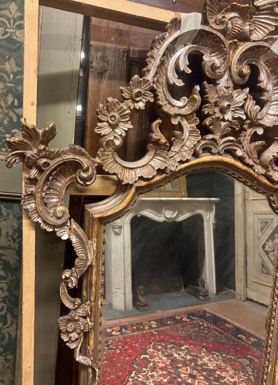 Mirror in silver lacquered wood, richly carved with open carved top, Italy In Good Condition For Sale In Cuneo, Italy (CN)