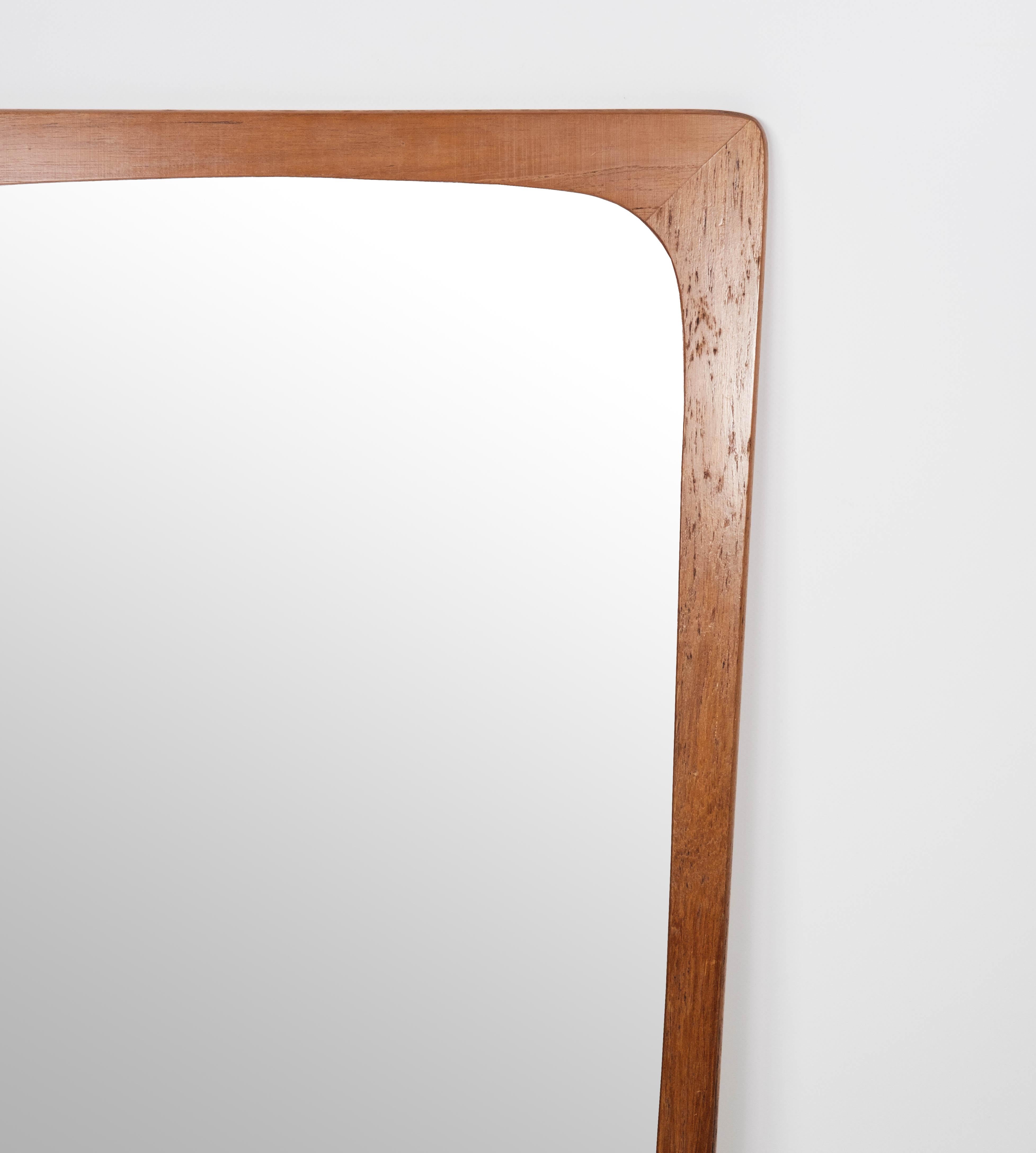 This teak mirror with a built-in shelf epitomizes the timeless elegance of Danish design from the 1960s. Its sleek and functional design makes it a versatile piece that seamlessly blends style with practicality.

Crafted from teak, renowned for its