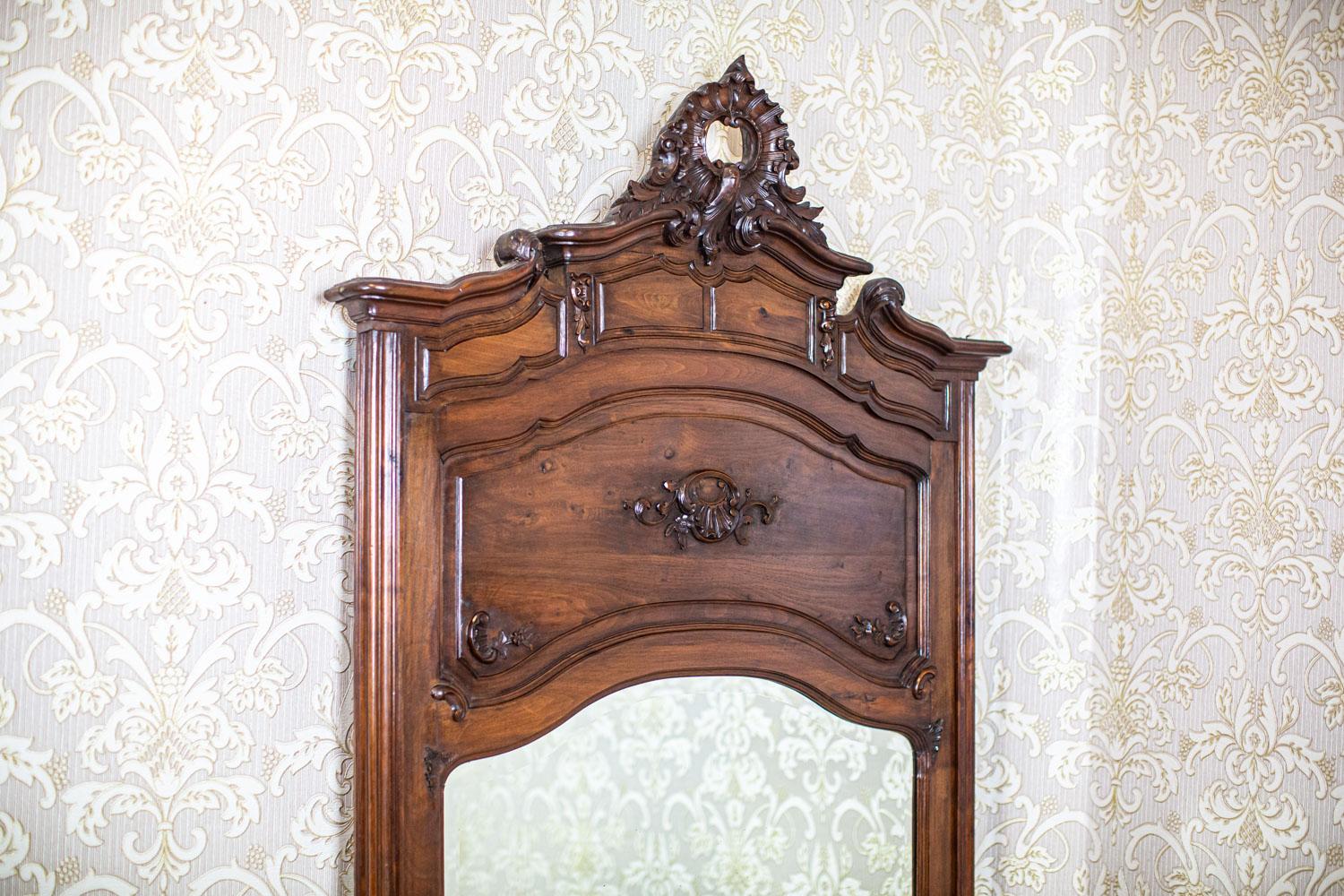 Miroir sur pied du début du 20e siècle dans le style Louis XV

Nous vous présentons un miroir de style Louis XV dans un cadre en bois.
Le cadre est recouvert de motifs floraux sculptés. 

Des traces du temps sont visibles sur la surface du miroir et