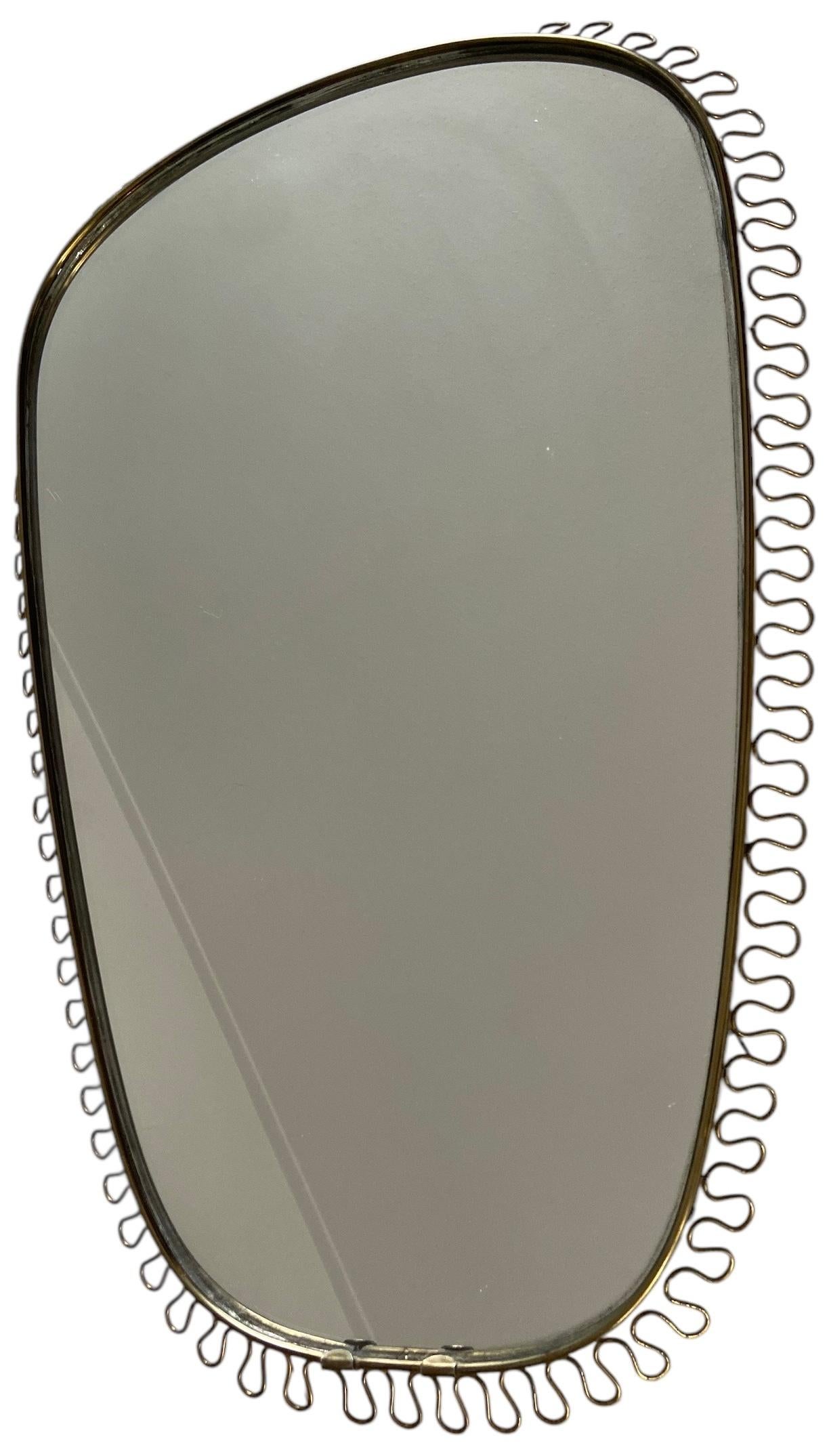 Miroir dans le style de Josef Franks dans un modèle ovale inhabituel.