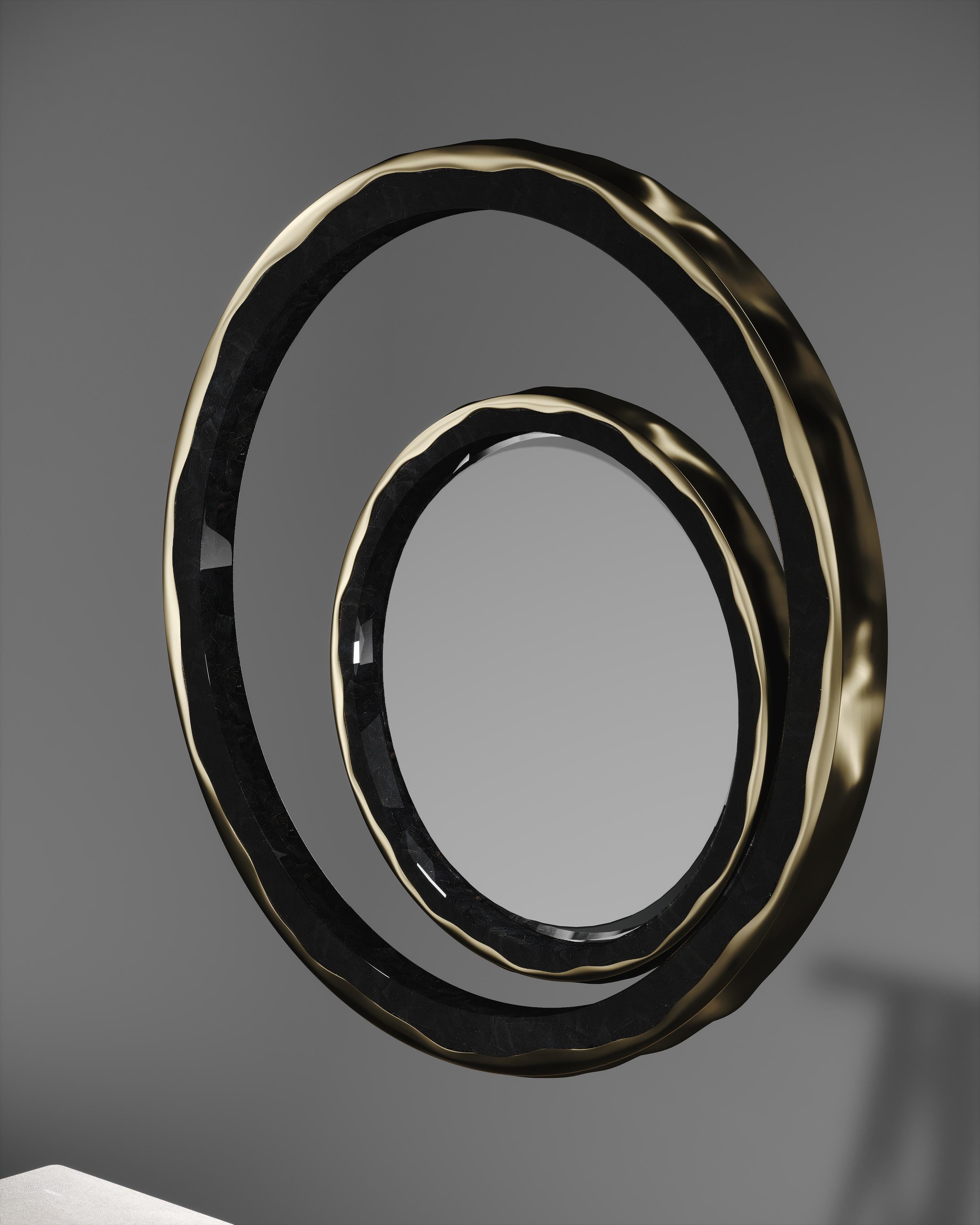 Specchio intarsiato in conchiglia con cornice in ottone bronzato-patinato di R & Y Augousti in vendita 3