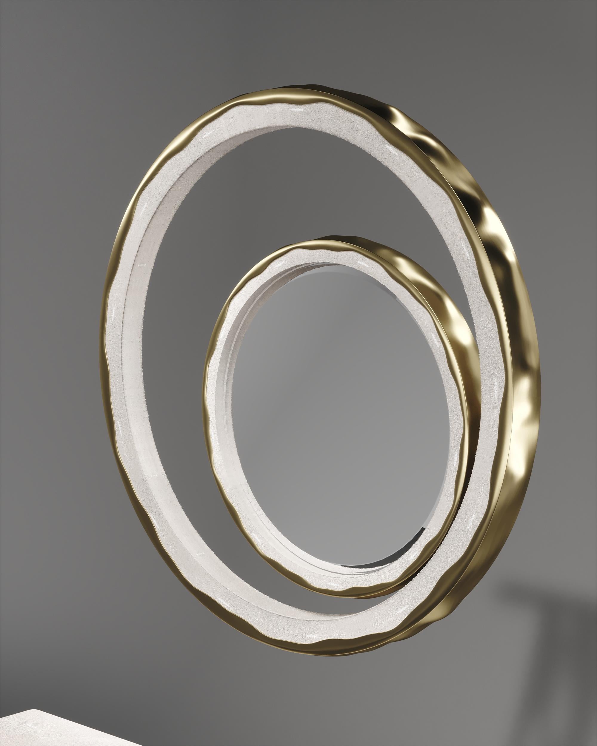 Specchio intarsiato in conchiglia con cornice in ottone bronzato-patinato di R & Y Augousti in vendita 4