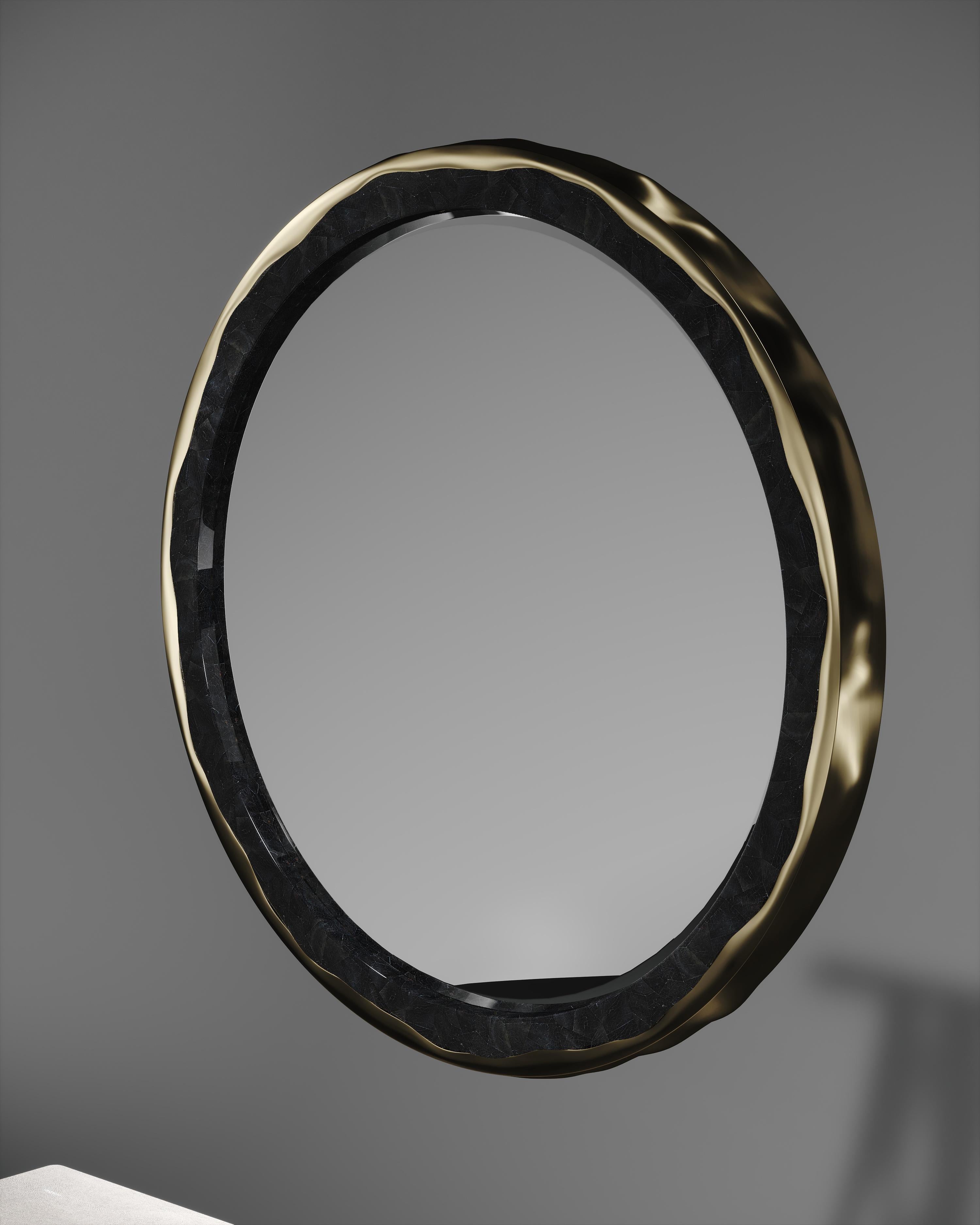 Specchio intarsiato in conchiglia con cornice in ottone bronzato-patinato di R & Y Augousti in vendita 4