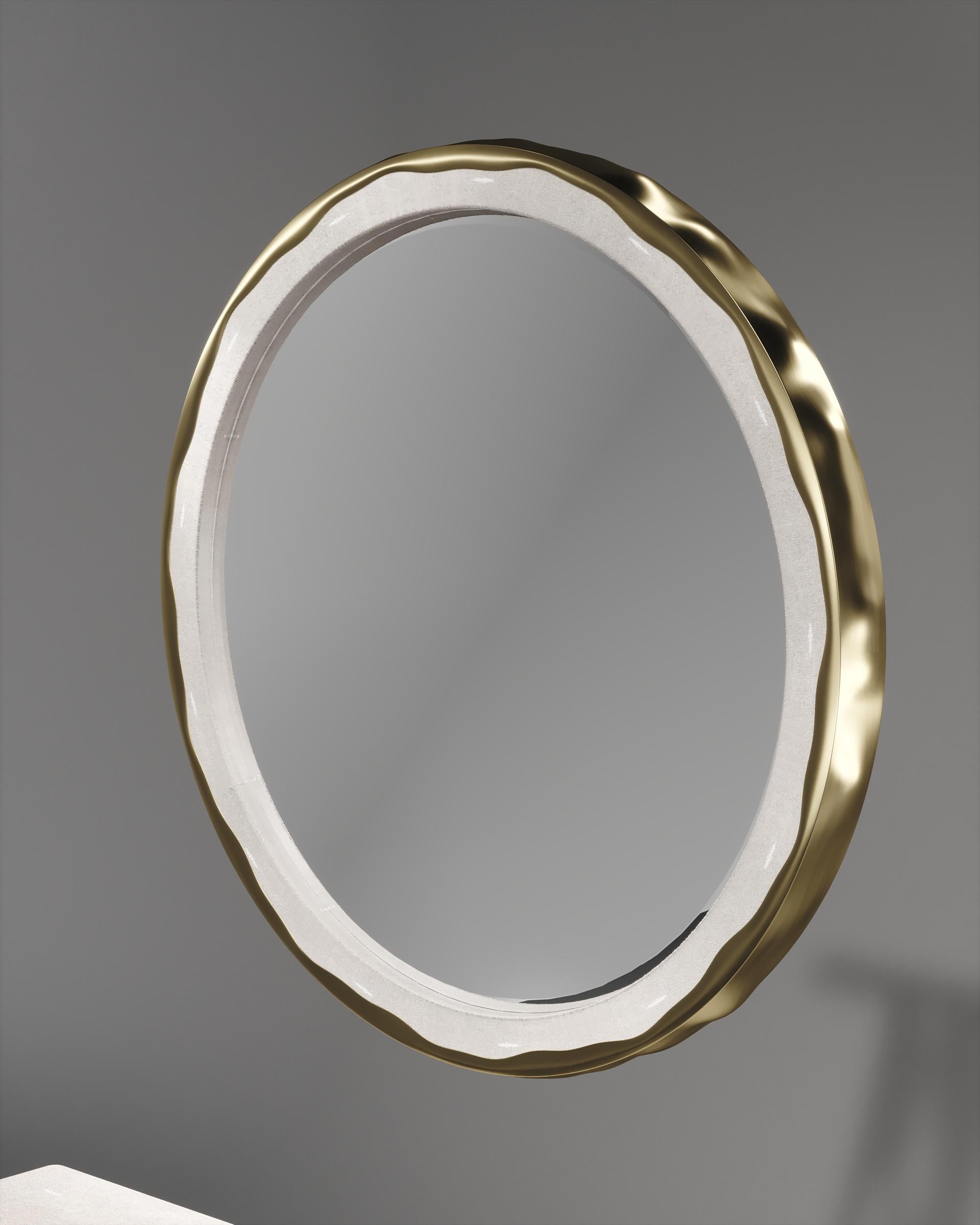 Specchio intarsiato in conchiglia con cornice in ottone bronzato-patinato di R & Y Augousti in vendita 6