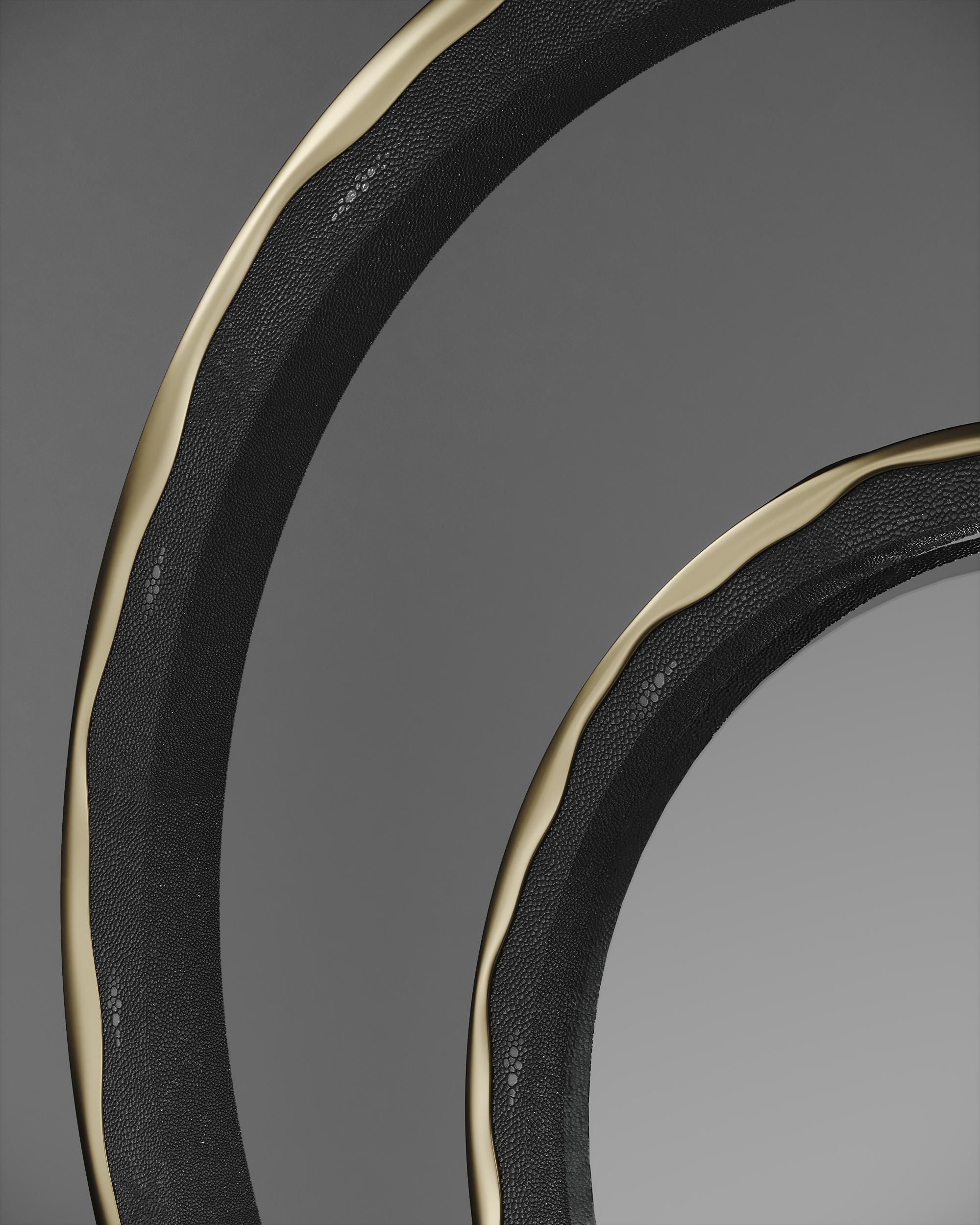 Specchio intarsiato in conchiglia con cornice in ottone bronzato-patinato di R & Y Augousti In condizioni Nuovo in vendita a New York, NY