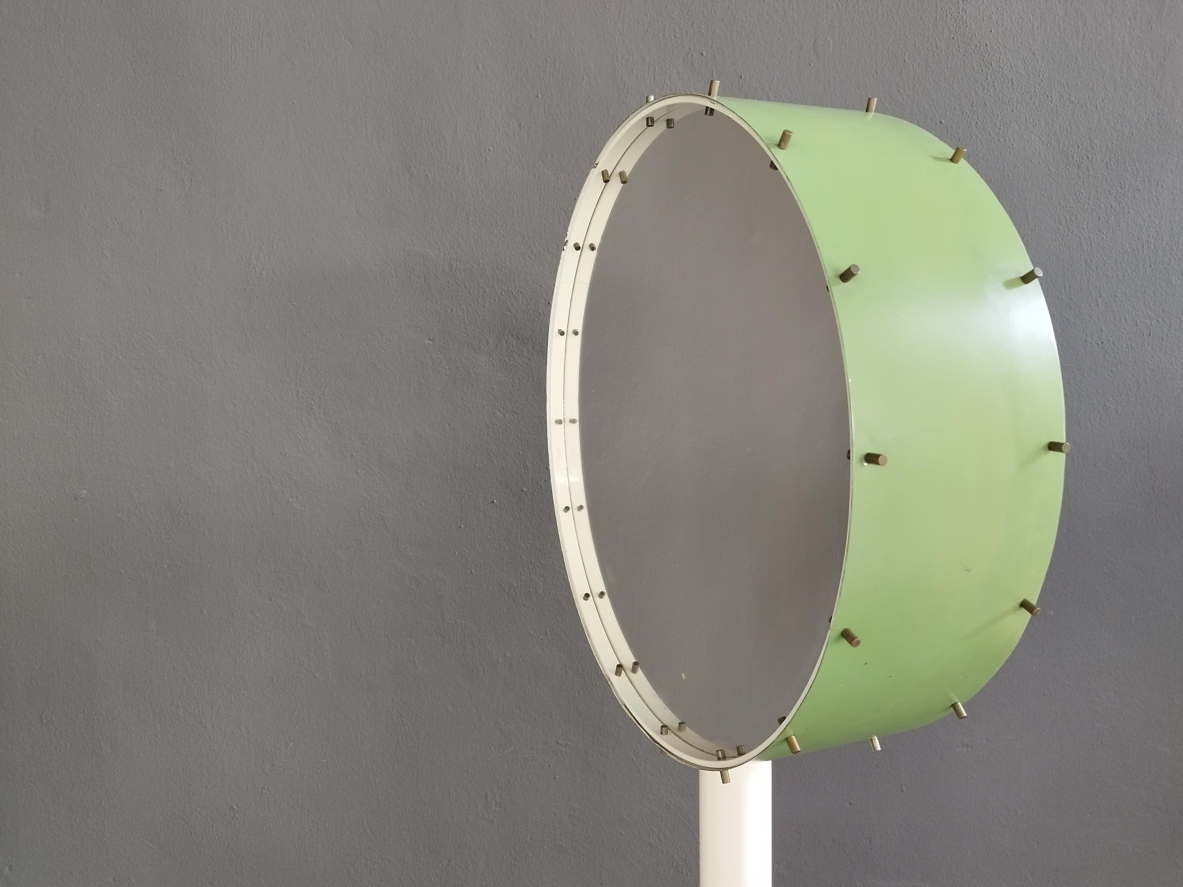 Wunderschöne Stehleuchte mit drehbarem Diffusor, mit einem konvexen Plexiglasdiffusor auf der einen und einem runden Spiegel auf der anderen Seite, verziert mit einer dichten Krone aus Messingschrauben.