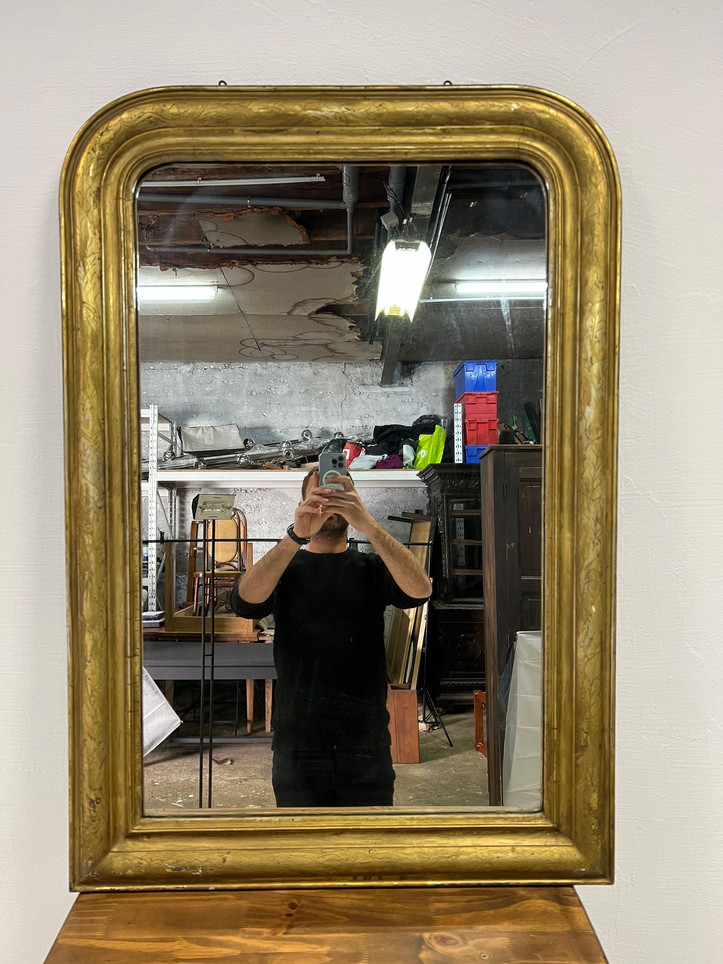 Very pretty louis philippe mirror dating from 1850 gilded with gold leaf and chiseled pattern. Rare in this condition, its frame has no lack of material. Fully paneled, 100% period and original, the patina is just superb and the gilding has not