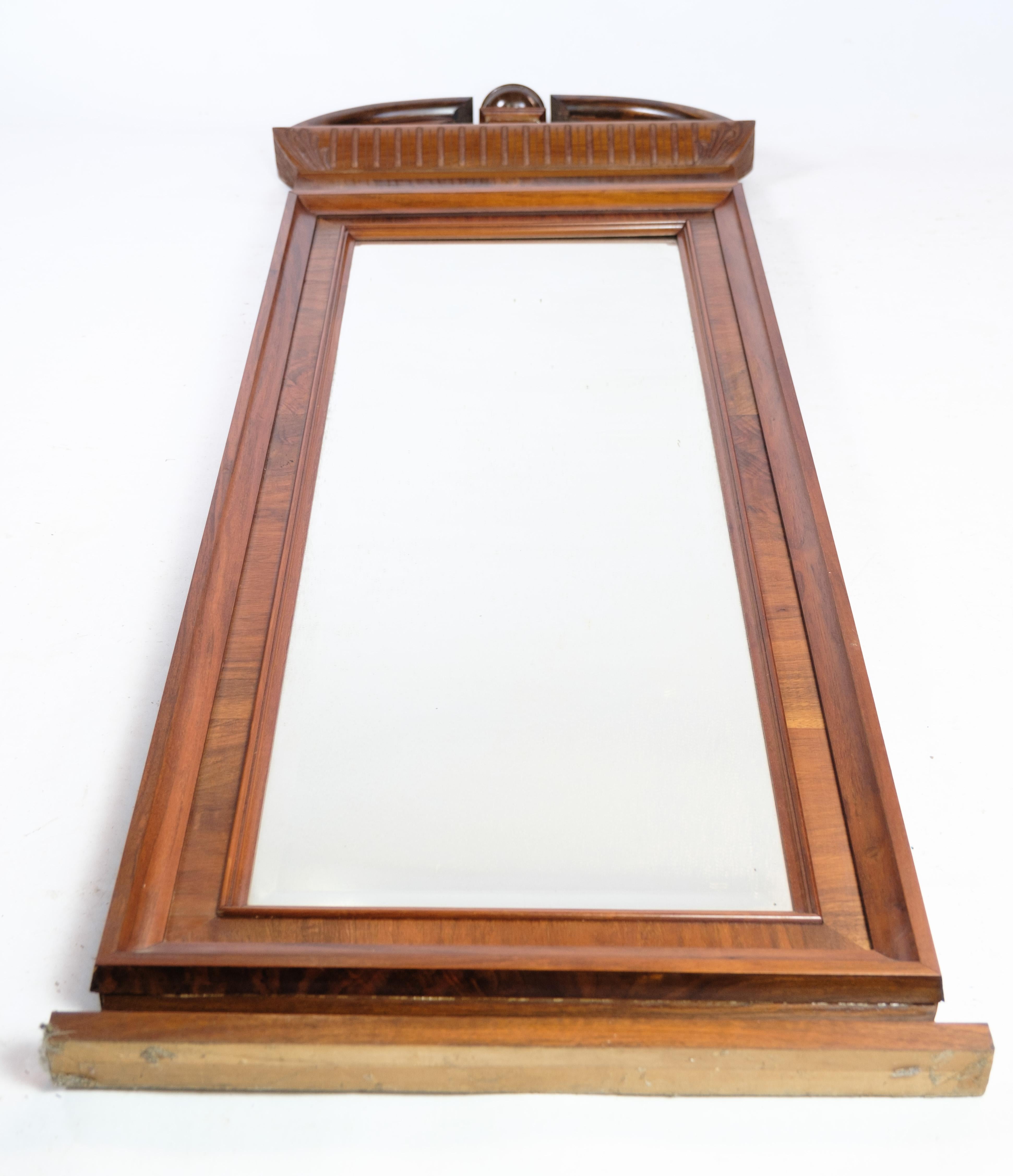 Spiegel aus handpoliertem Mahagoni, mit Schnitzereien, hergestellt in Dänemark um 1880
Maße in cm: H:183 B:57