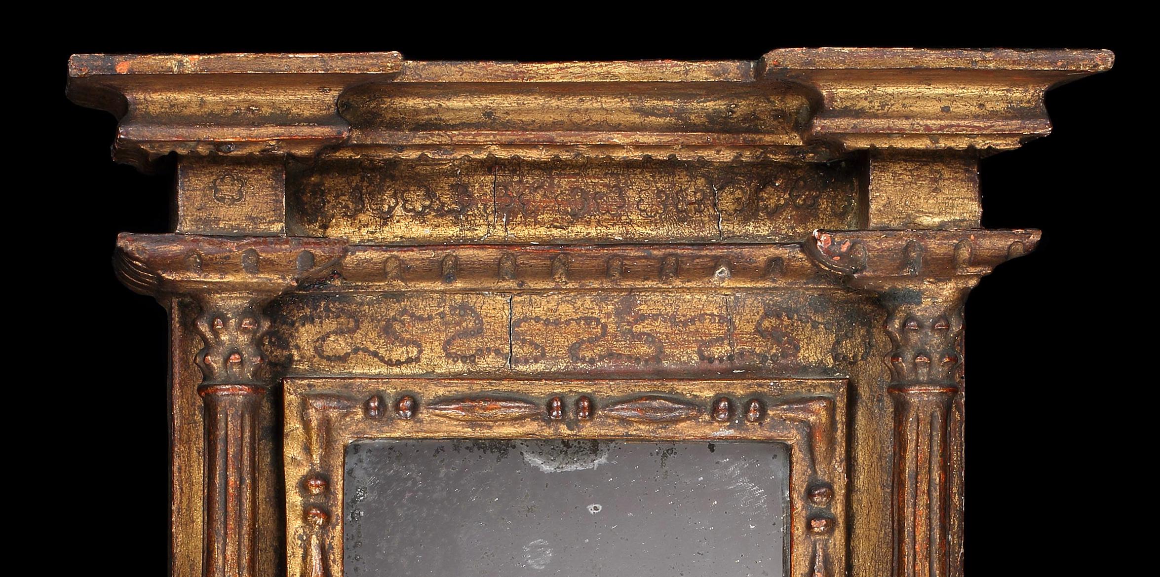 Spiegel Minature Neoklassisch vergoldeter italienischer Spiegel, 18. Jahrhundert, geformt und eingeschnitten im Angebot 3